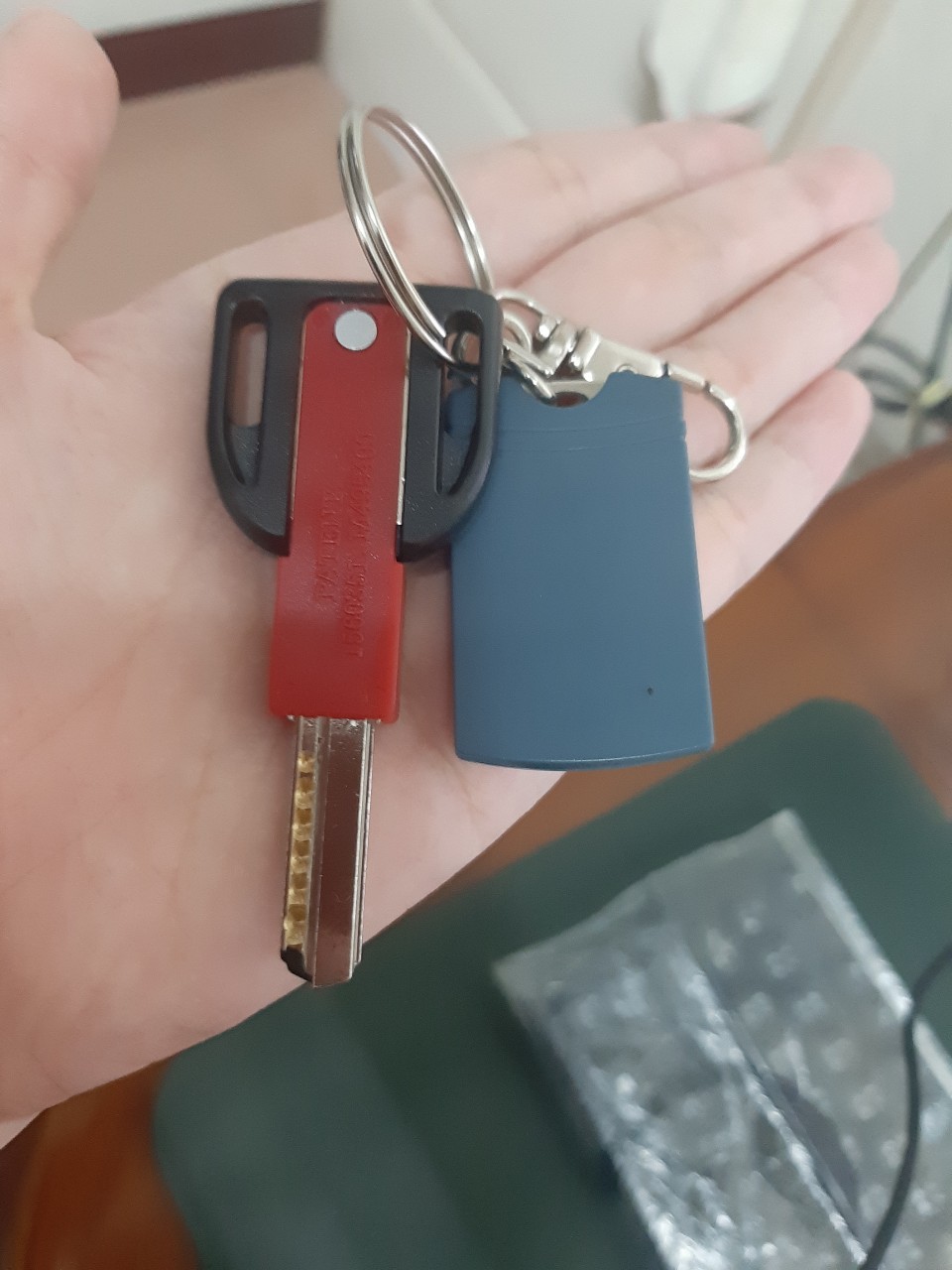 吃披薩慶祝自由，跟小均分母打麻將初體驗，地震，享受食光內用，採買，鑰匙好好好