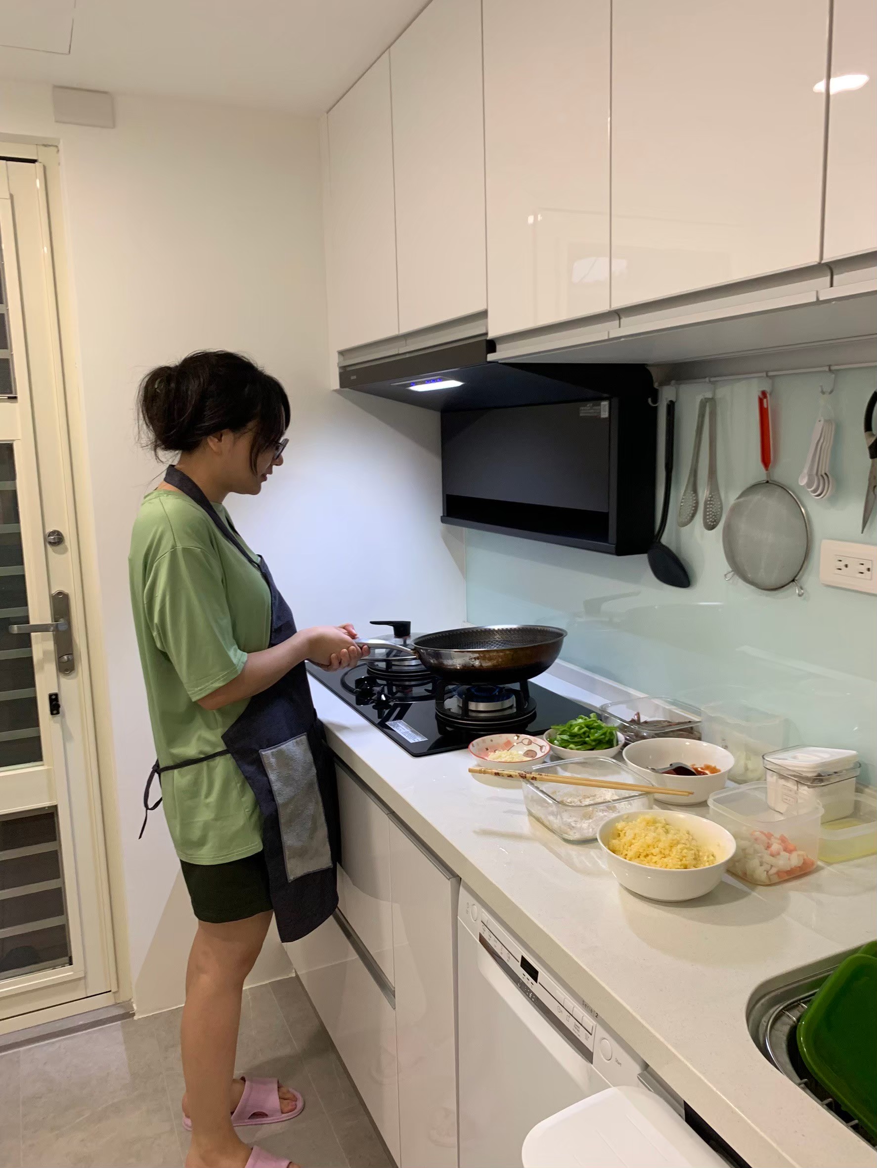 與小均家樂福大採購，拼拼圖，煮糖醋豬肉.蛋炒飯.青椒蝦給小均吃，小均吃到讚不絕口