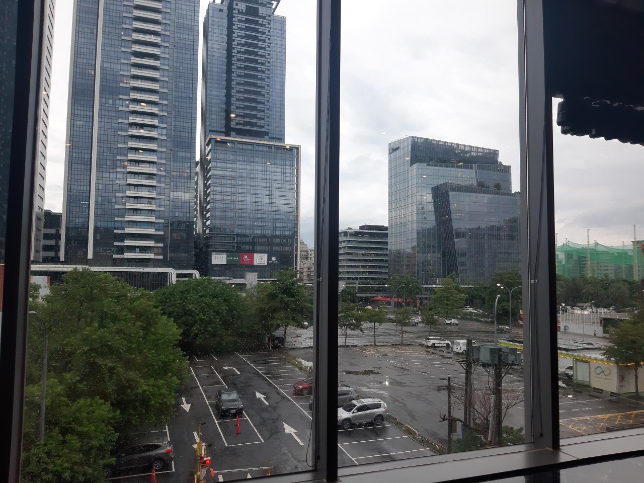 小均浪漫求婚日，下大雨天美麗華逛街，茹絲葵吃大餐超幸福