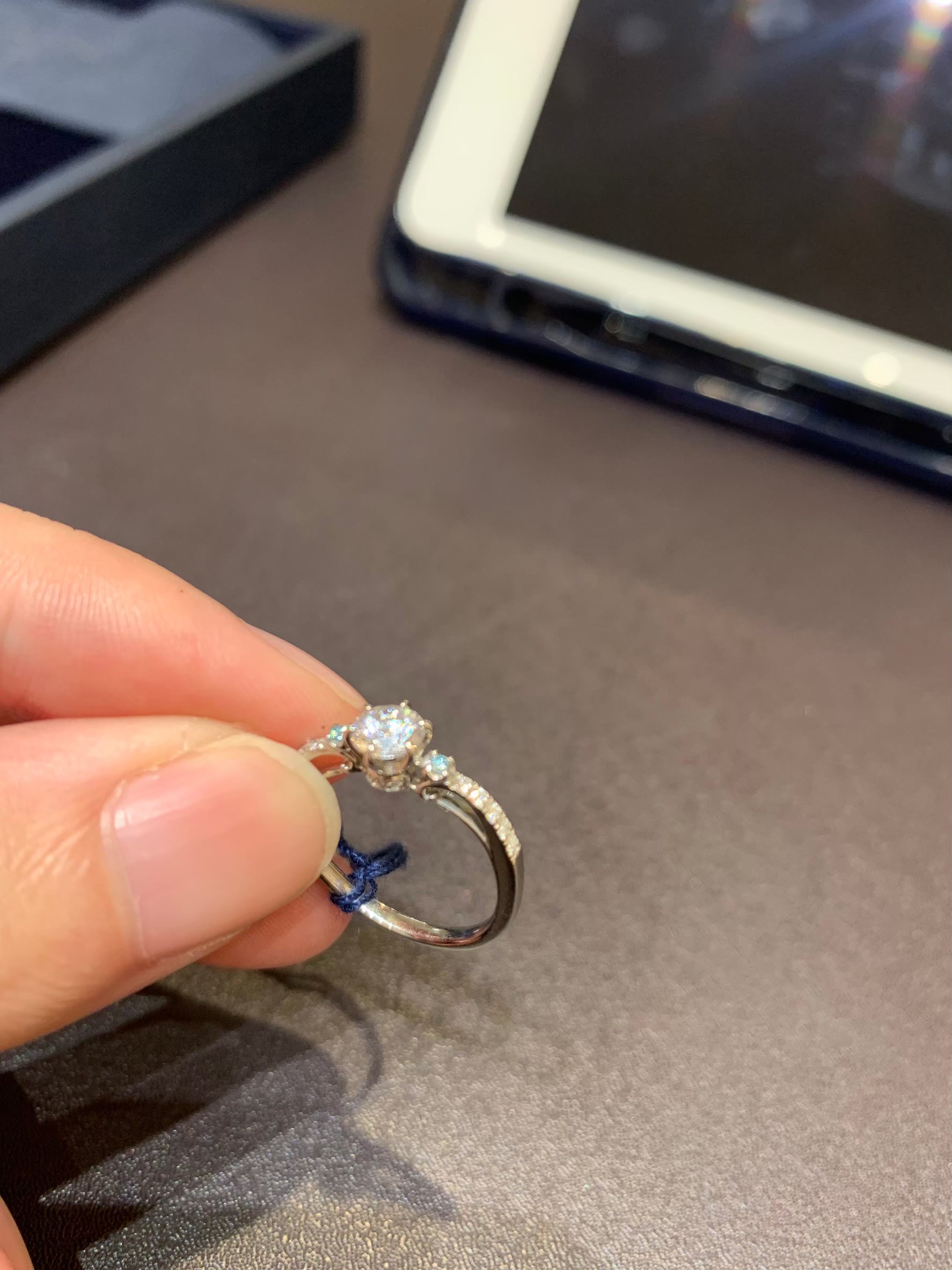 與小均吃Qburger，煮水餃，亞立詩挑鑽戒跟對戒，吃樂麵屋