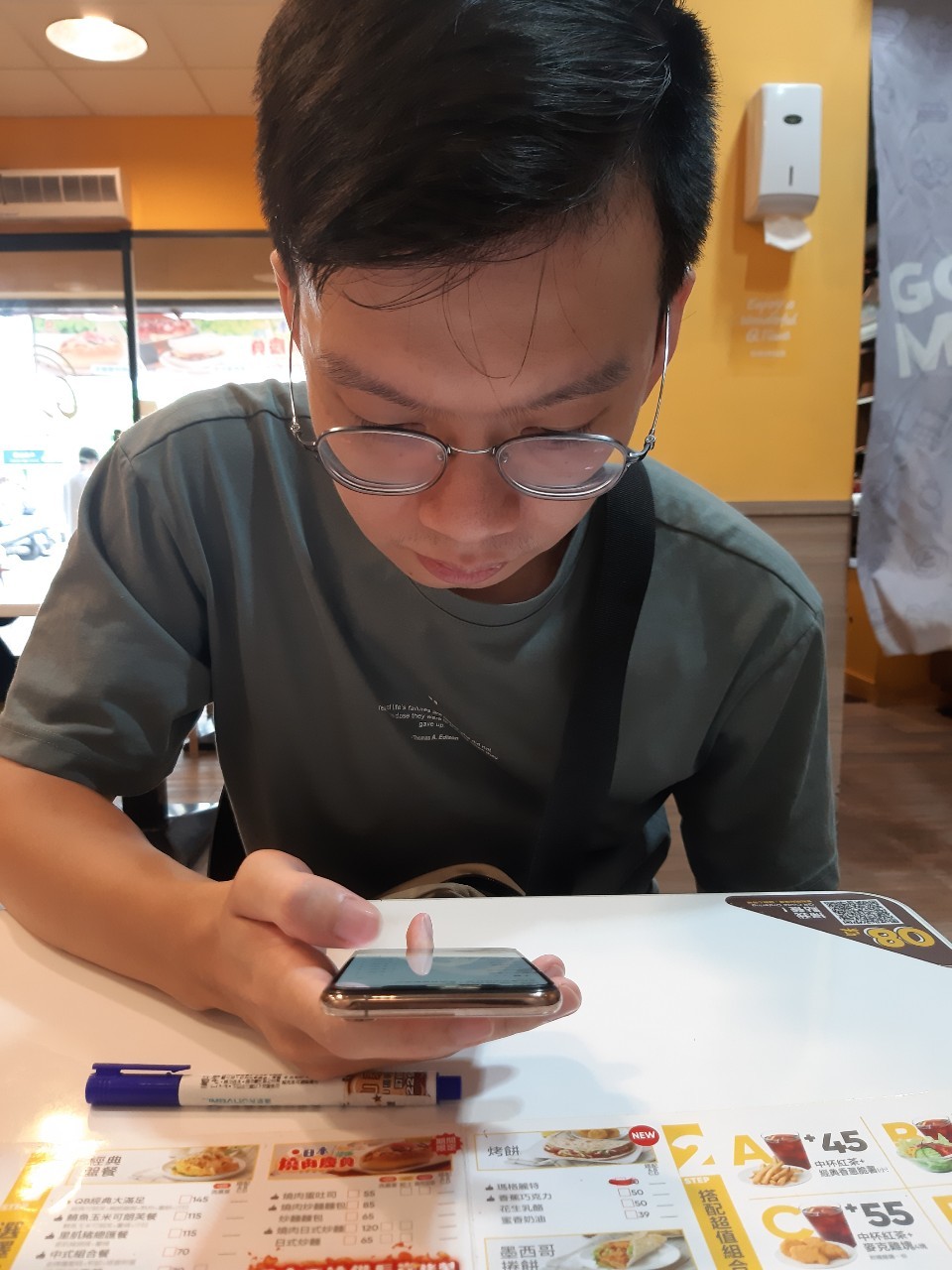 與小均吃Qburger，煮水餃，亞立詩挑鑽戒跟對戒，吃樂麵屋