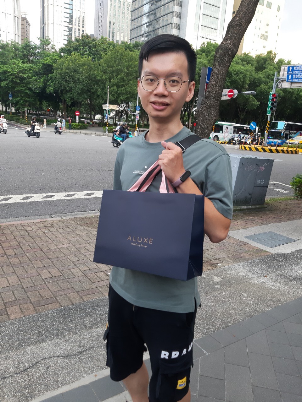 與小均吃Qburger，煮水餃，亞立詩挑鑽戒跟對戒，吃樂麵屋