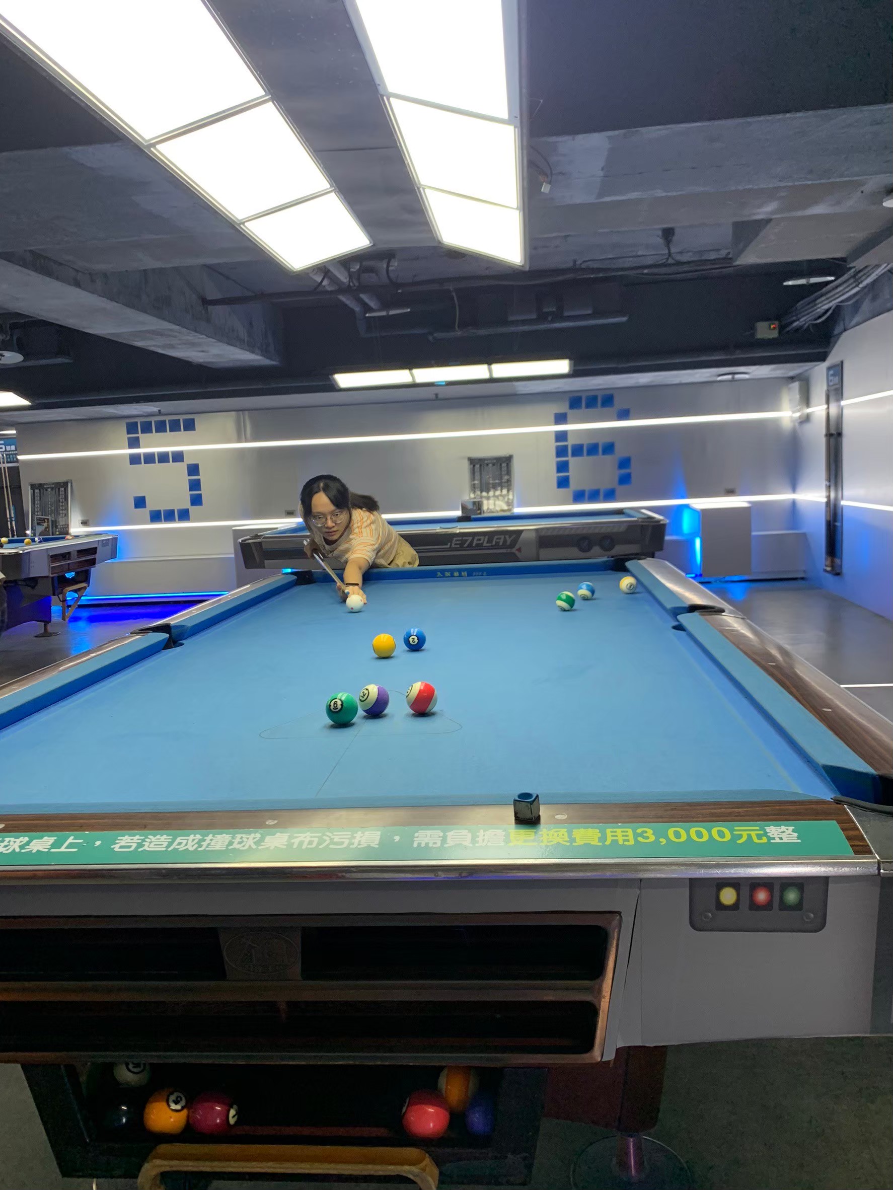 與小均.香蕉.小苓吃自強鐵板燒被雷，給香蕉生日禮物，E7 PLAY玩爆，三和夜市吃爆