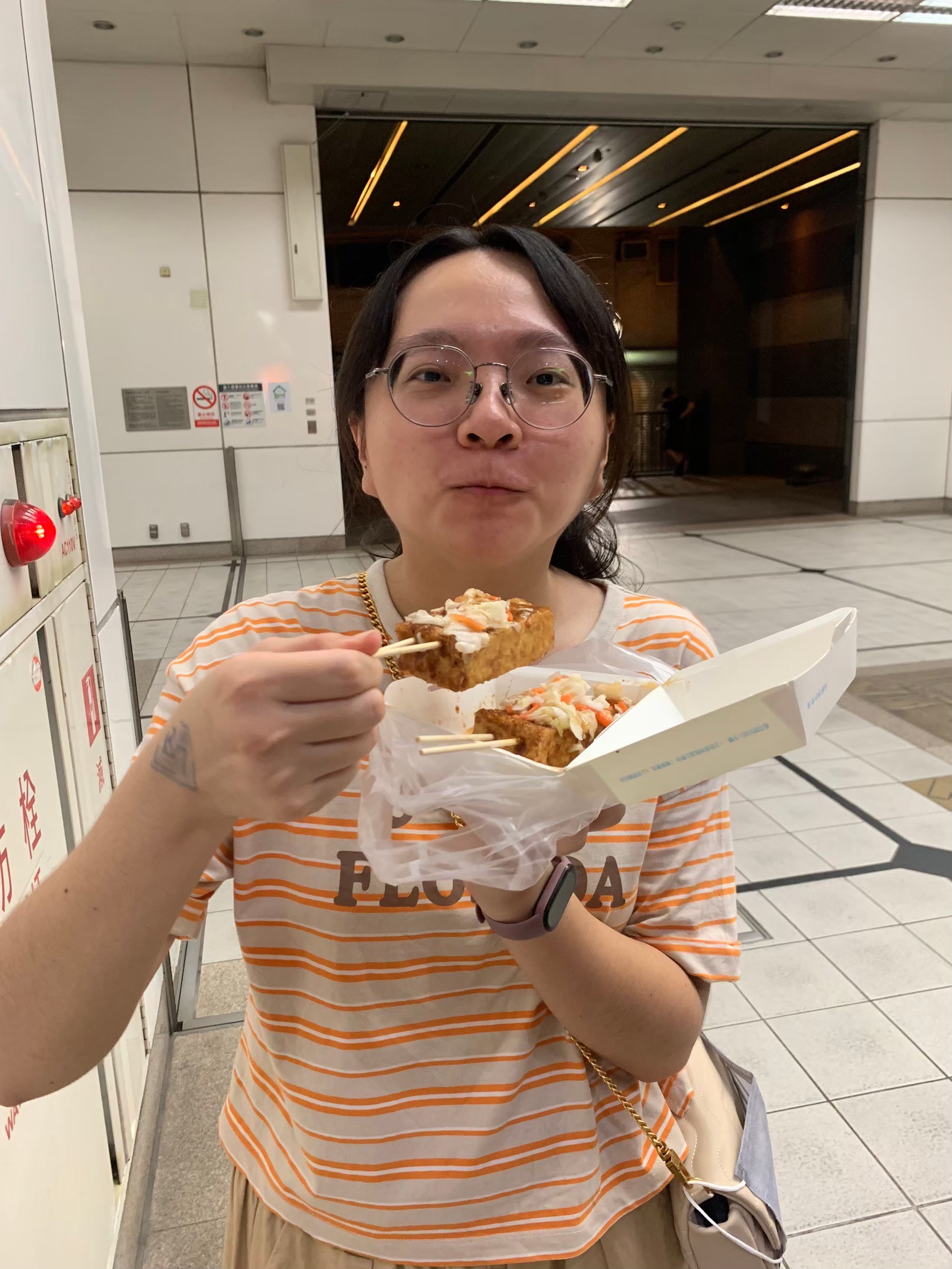 與小均.香蕉.小苓吃自強鐵板燒被雷，給香蕉生日禮物，E7 PLAY玩爆，三和夜市吃爆