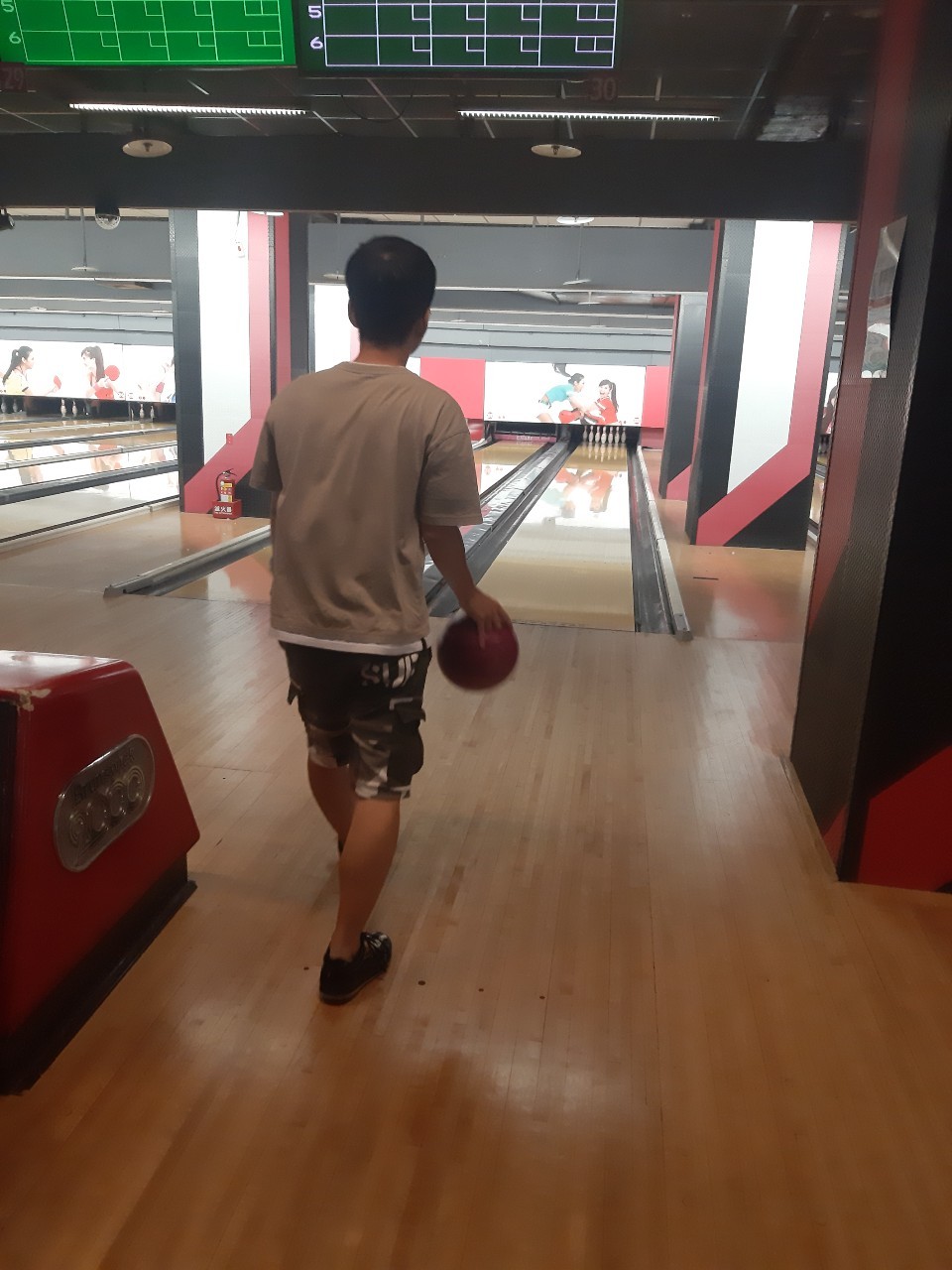 與小均.香蕉.小苓吃自強鐵板燒被雷，給香蕉生日禮物，E7 PLAY玩爆，三和夜市吃爆