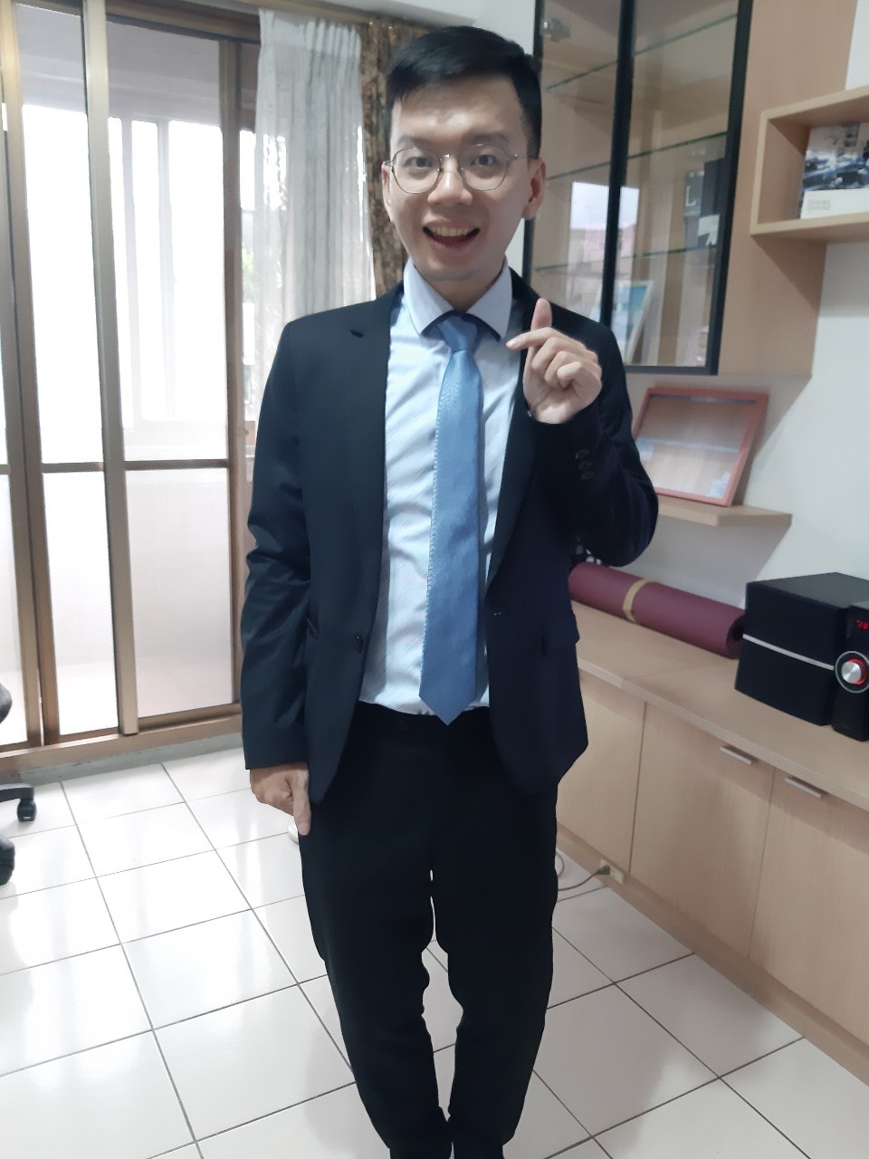 與小均初體驗電烤盤烤肉，整理小均的回憶文具卡片，試穿西裝太小，整理線，板橋治裝