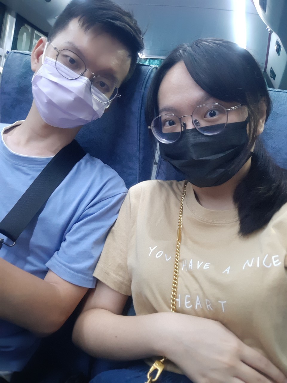 小金魚偷偷潛入小均家，小均在開會沒發現，一臉懵逼後邊開會邊摸頭咬咬，晚上去皮膚科