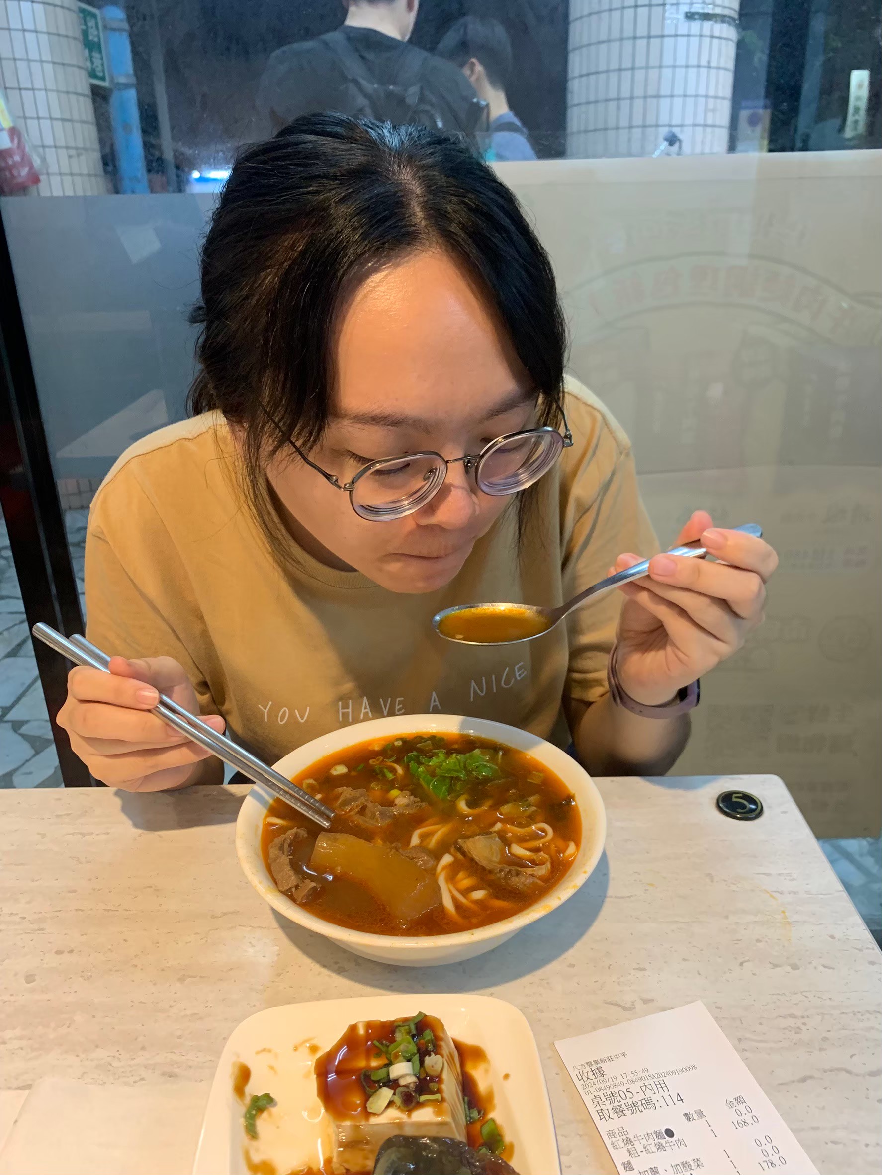 小金魚偷偷潛入小均家，小均在開會沒發現，一臉懵逼後邊開會邊摸頭咬咬，晚上去皮膚科