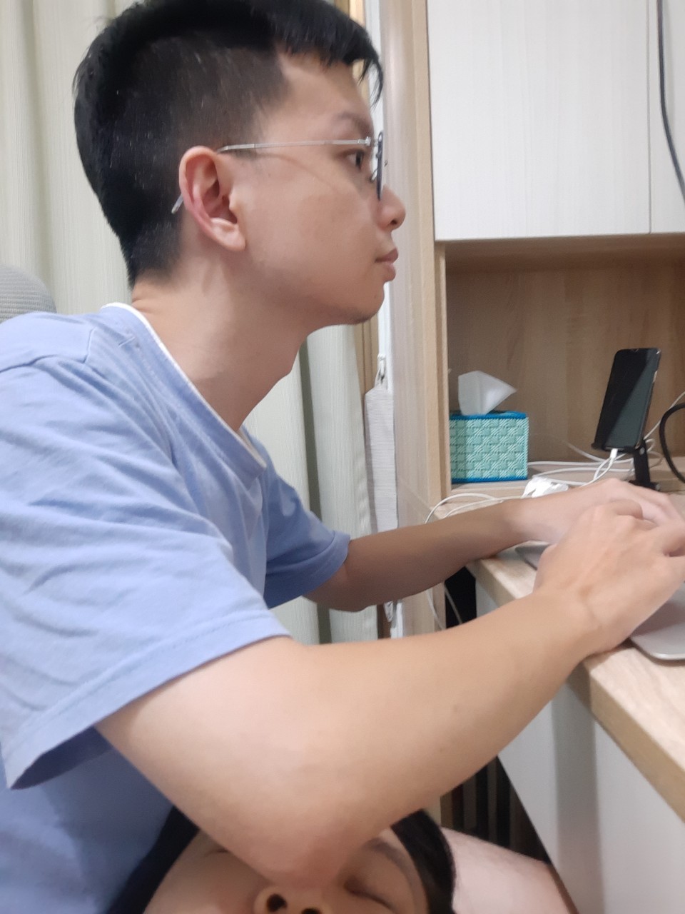 小金魚偷偷潛入小均家，小均在開會沒發現，一臉懵逼後邊開會邊摸頭咬咬，晚上去皮膚科