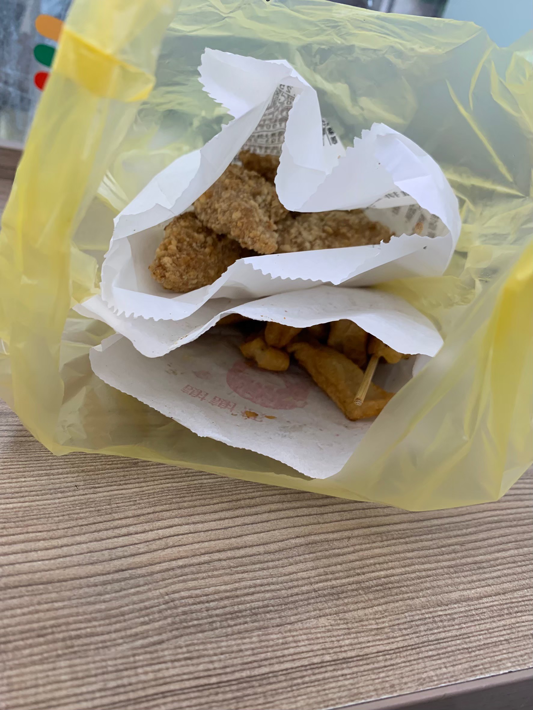 與小均吃爆緯大雞排，看城市舞台的男言之隱，八方，採買果汁，下雨天小均開車送我回家