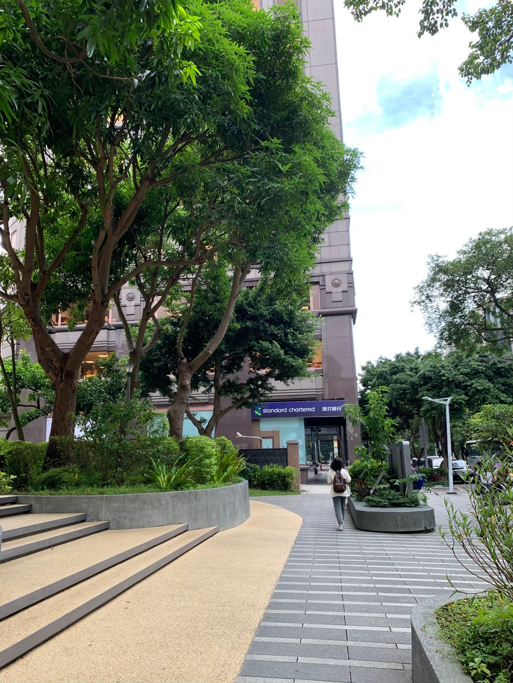 小金魚來參加小均公司迎賓茶會，見到各種同事，吃蘭芳麵食館