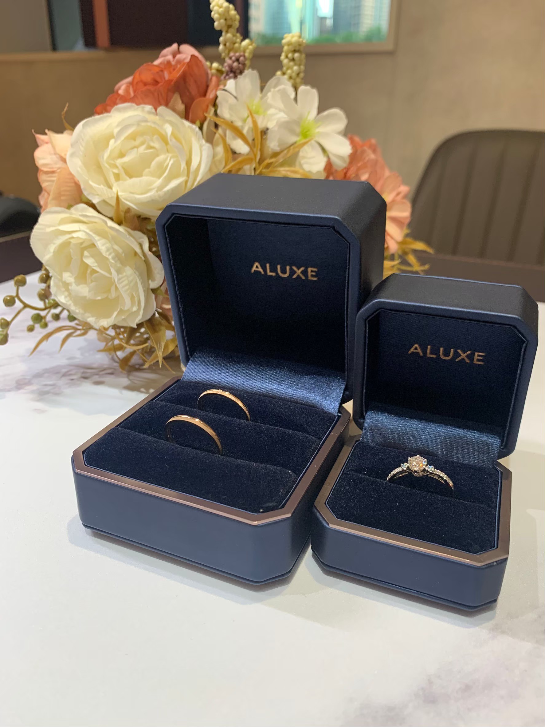 小均戴隱眼好艱辛，整理婚紗照道具，拿戒指，吃藏壽司，買西裝背心，領一堆包裹