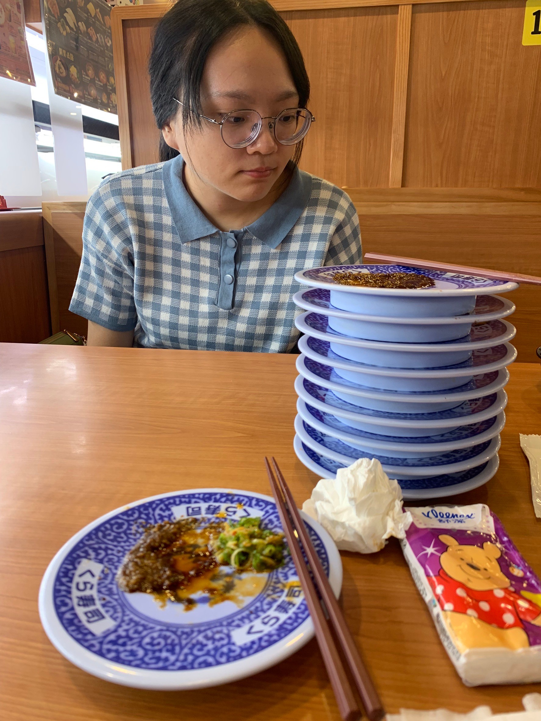 小均戴隱眼好艱辛，整理婚紗照道具，拿戒指，吃藏壽司，買西裝背心，領一堆包裹