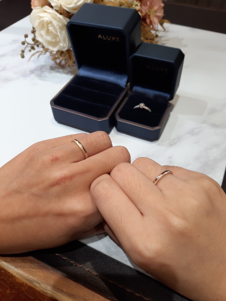 小均戴隱眼好艱辛，整理婚紗照道具，拿戒指，吃藏壽司，買西裝背心，領一堆包裹