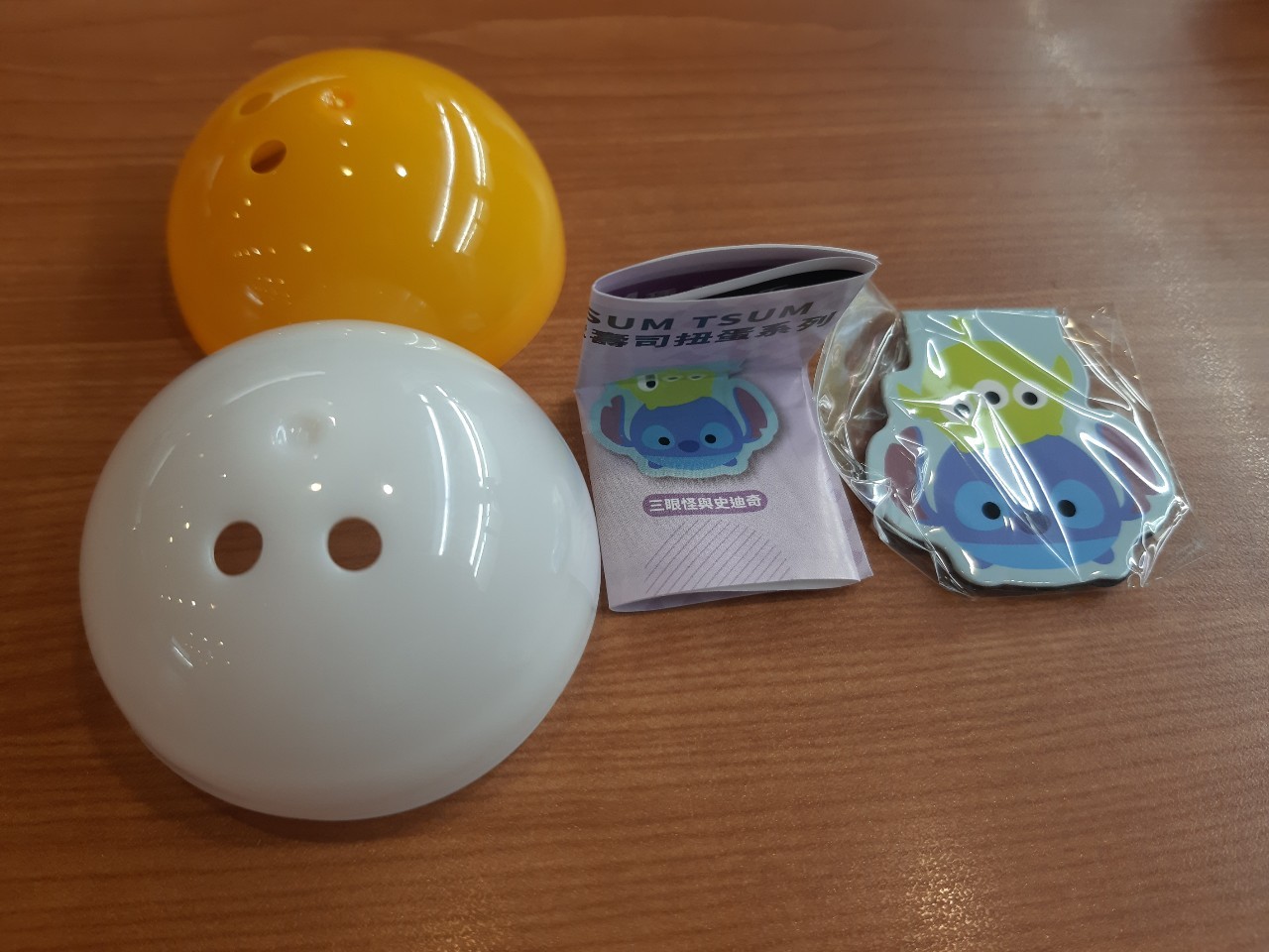 小均戴隱眼好艱辛，整理婚紗照道具，拿戒指，吃藏壽司，買西裝背心，領一堆包裹