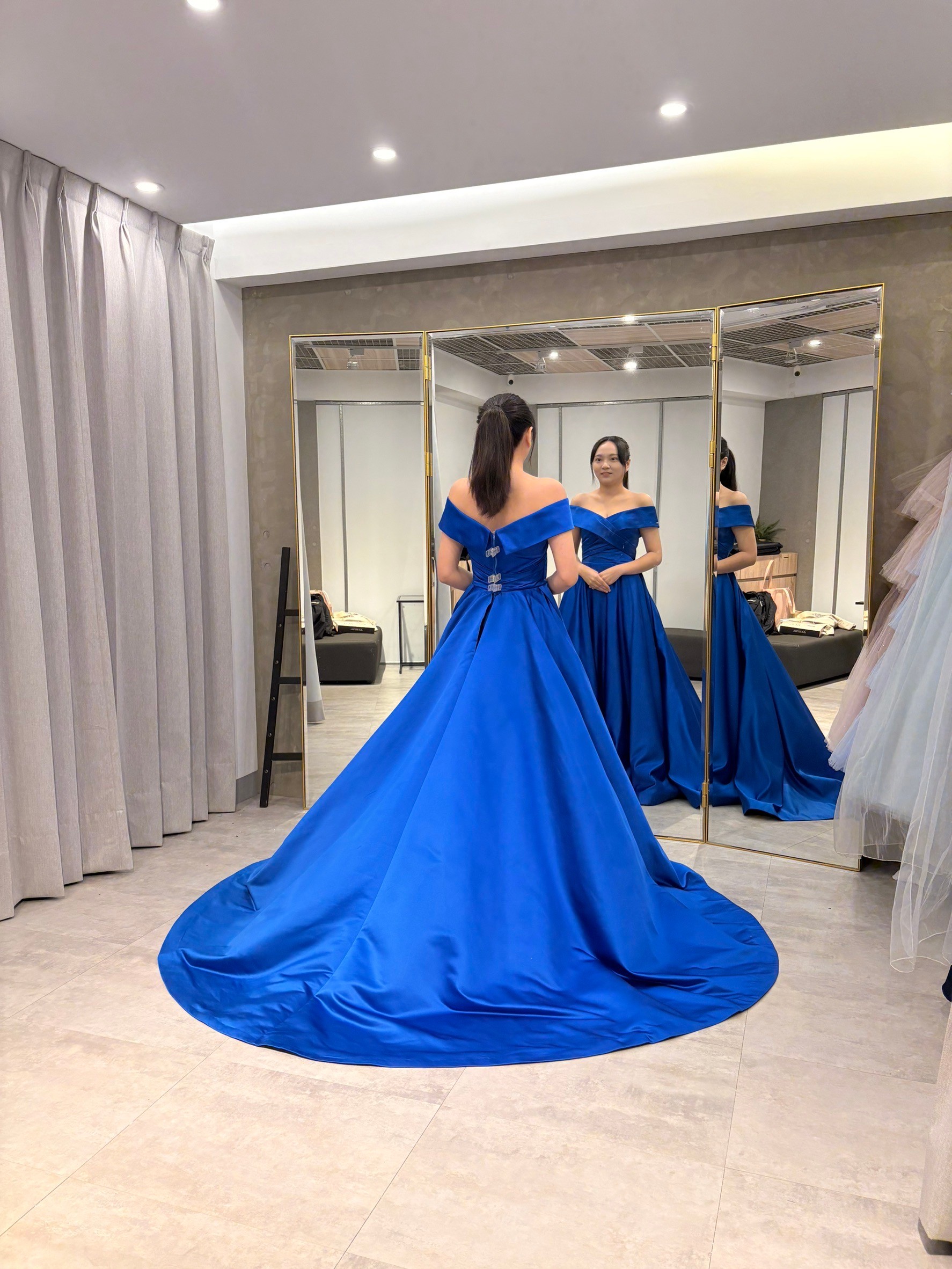 跟小均去挑婚紗照禮服