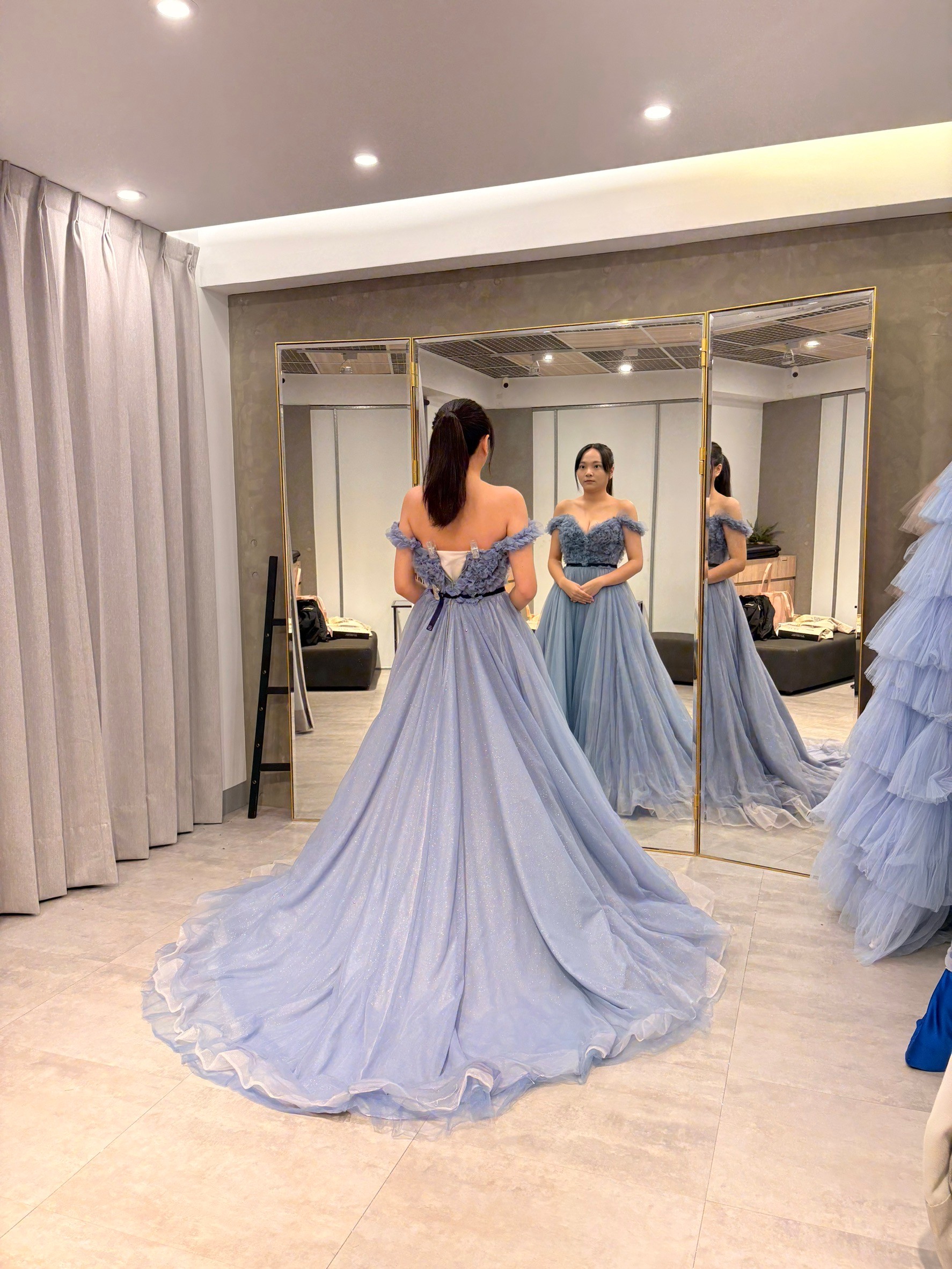 跟小均去挑婚紗照禮服