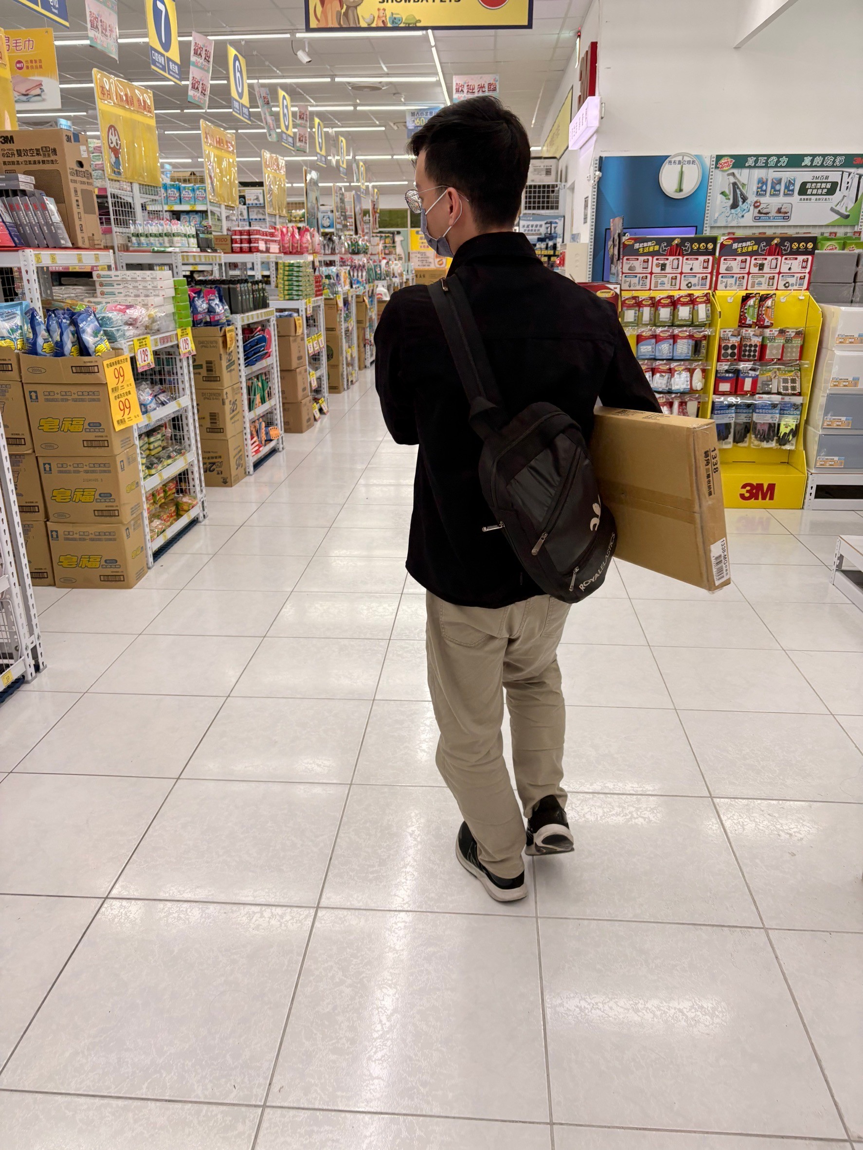 逛泰山校慶.救援胖達大作戰.吃小火鍋.組裝櫃子.吃享受食光