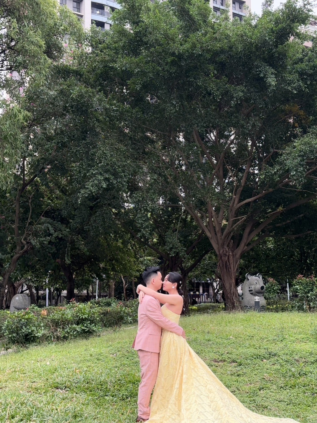 拍婚紗照.棚拍+公園拍.化濃妝初體驗.小均按摩好舒服.買不到咖波衛生紙套QQ