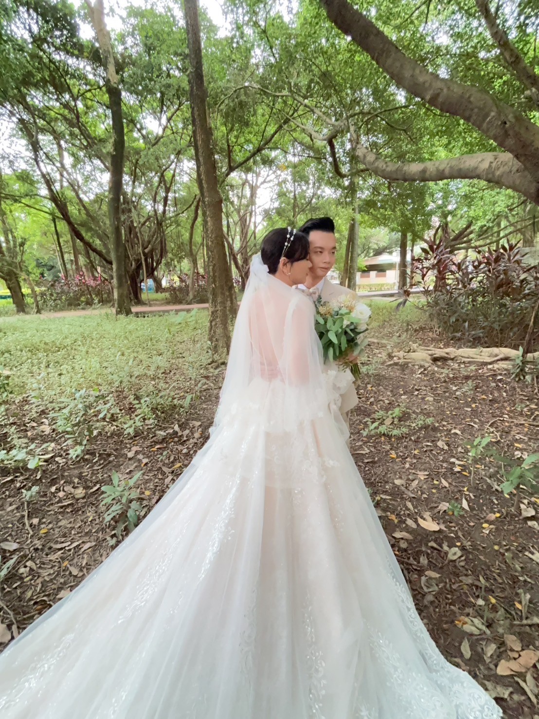 拍婚紗照.棚拍+公園拍.化濃妝初體驗.小均按摩好舒服.買不到咖波衛生紙套QQ