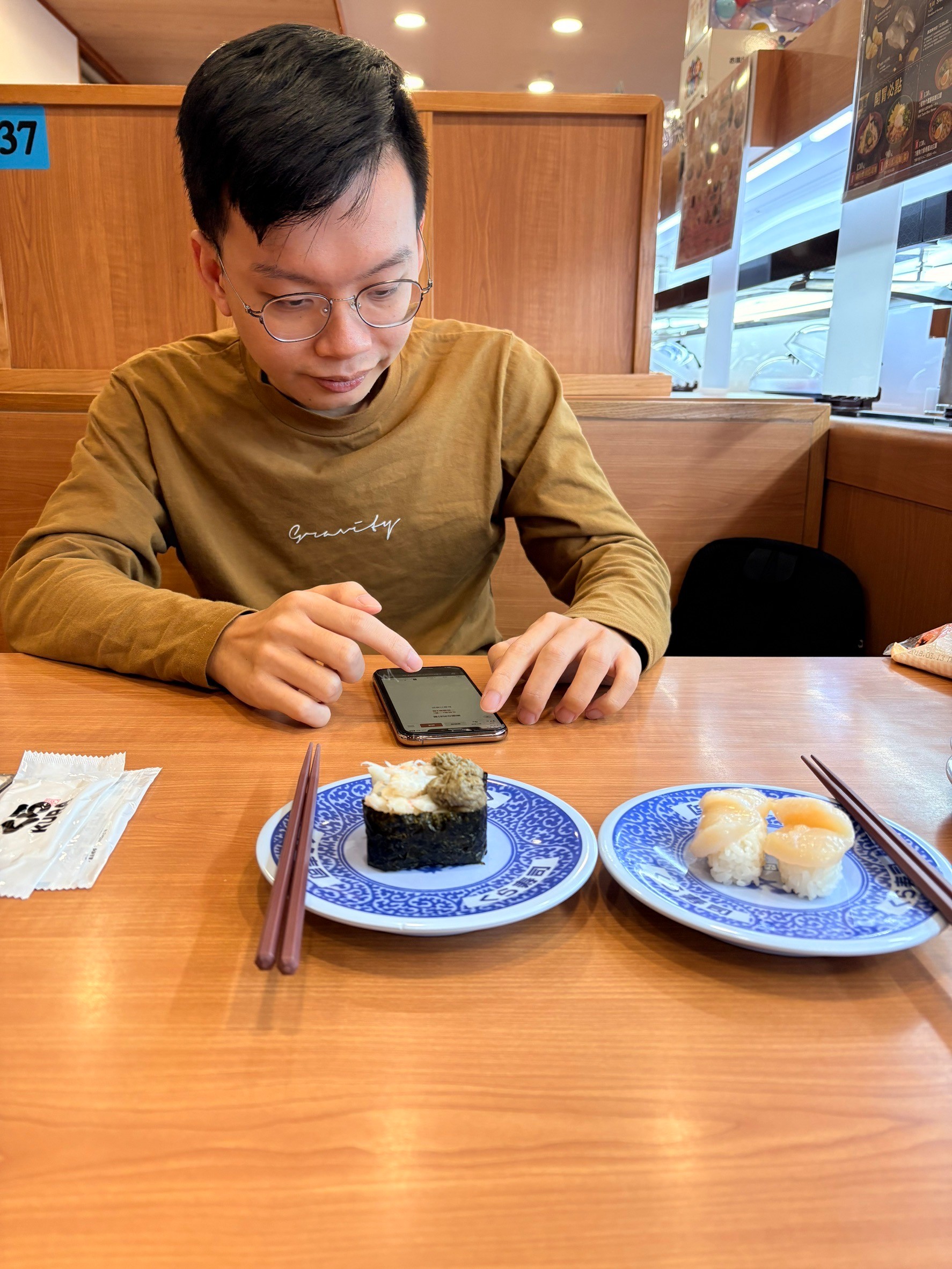 與小均的交往三週年，互送卡片禮物，吃藏壽司簡單過，切爆巧克力蛙的腿