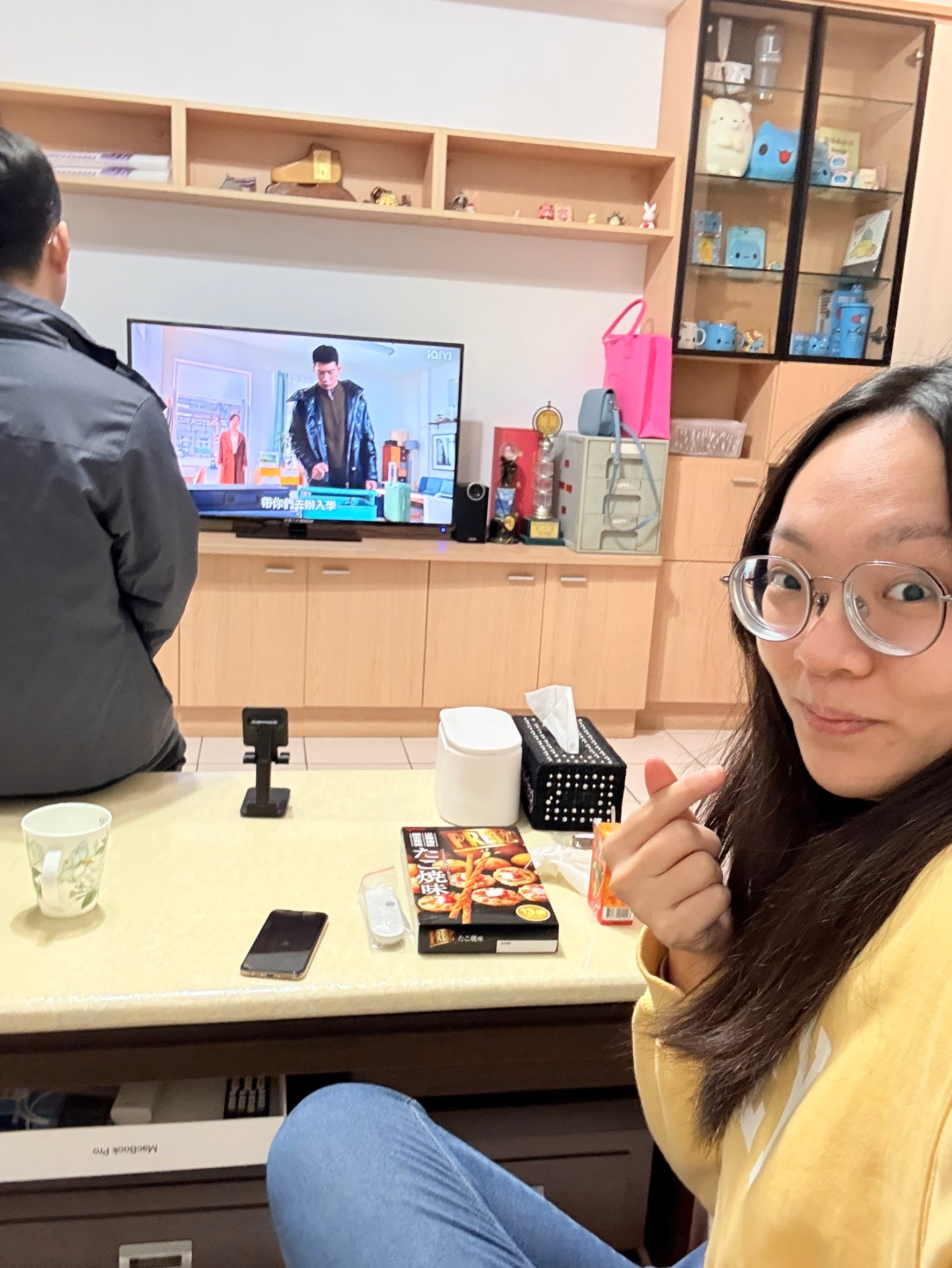 與小均的交往三週年，互送卡片禮物，吃藏壽司簡單過，切爆巧克力蛙的腿