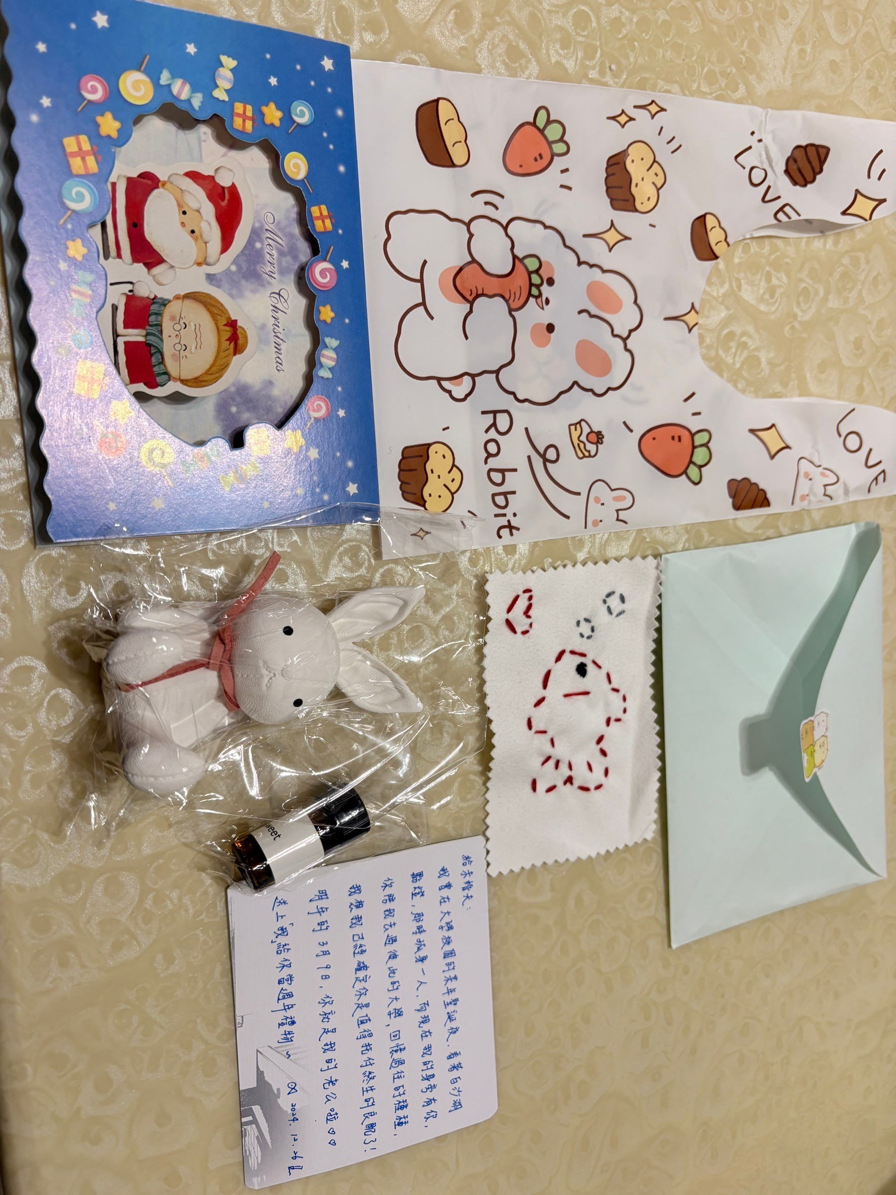 與小均的交往三週年，互送卡片禮物，吃藏壽司簡單過，切爆巧克力蛙的腿