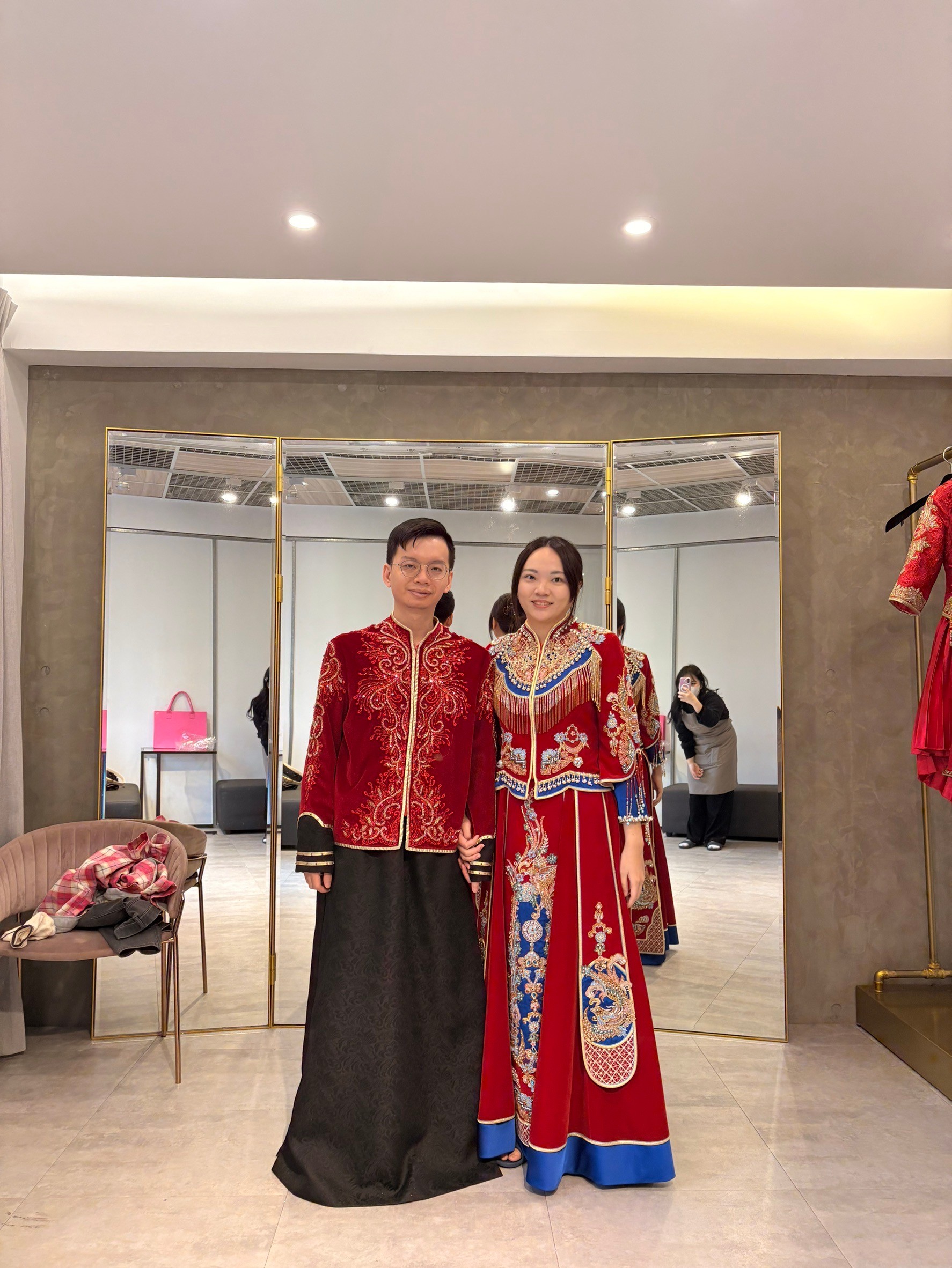 跟小均試穿宴客婚紗，吃爆雞蛋糕，孫家將牛排吃好撐