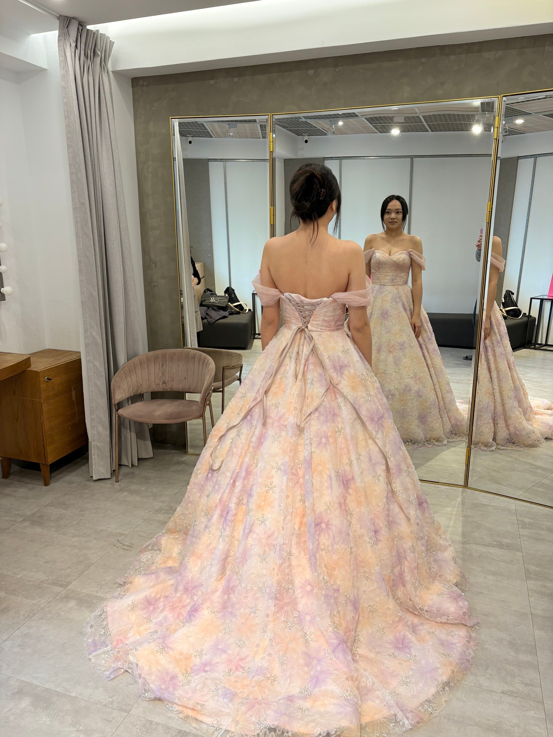 跟小均試穿宴客婚紗，吃爆雞蛋糕，孫家將牛排吃好撐