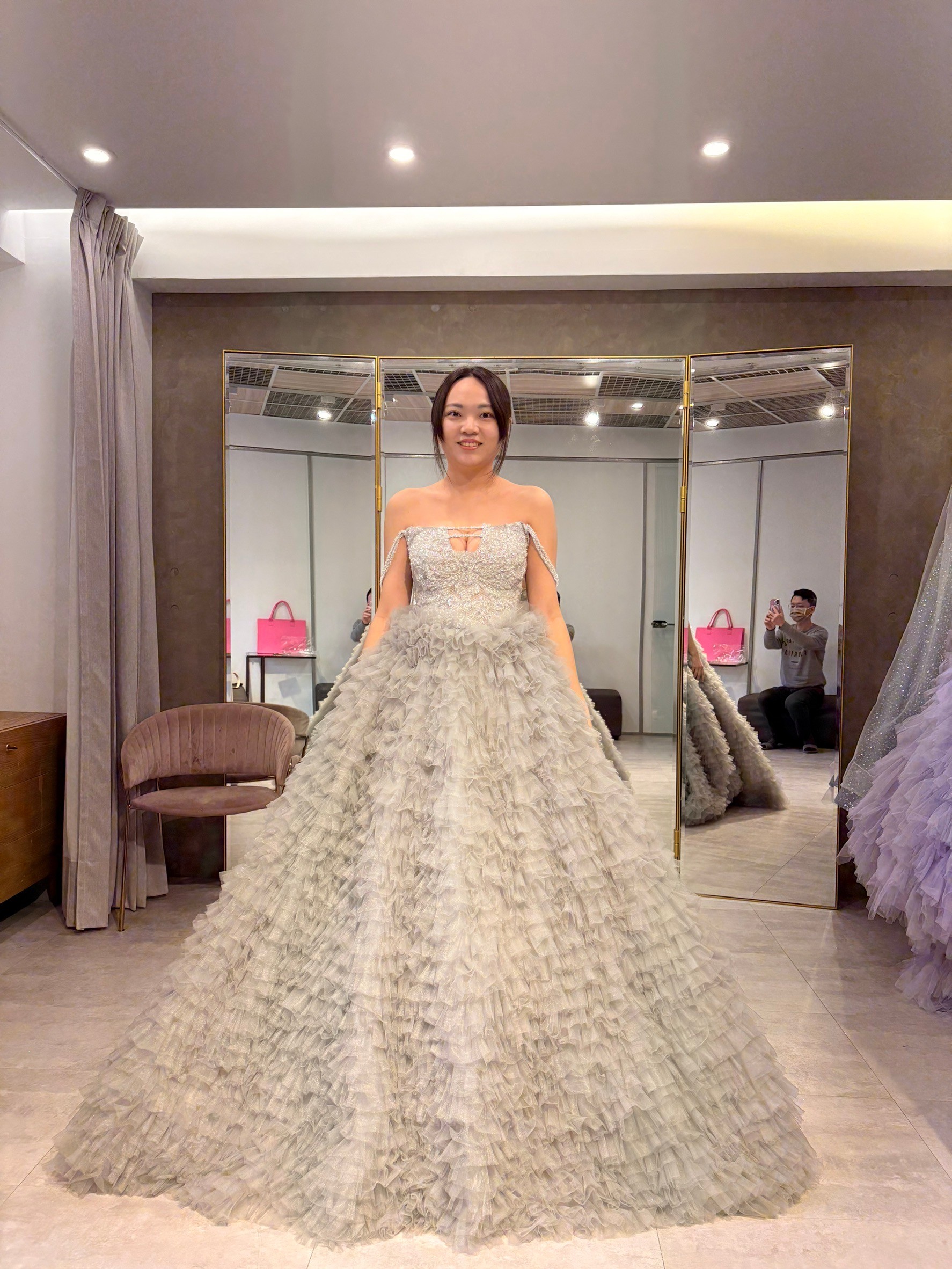 跟小均試穿宴客婚紗，吃爆雞蛋糕，孫家將牛排吃好撐