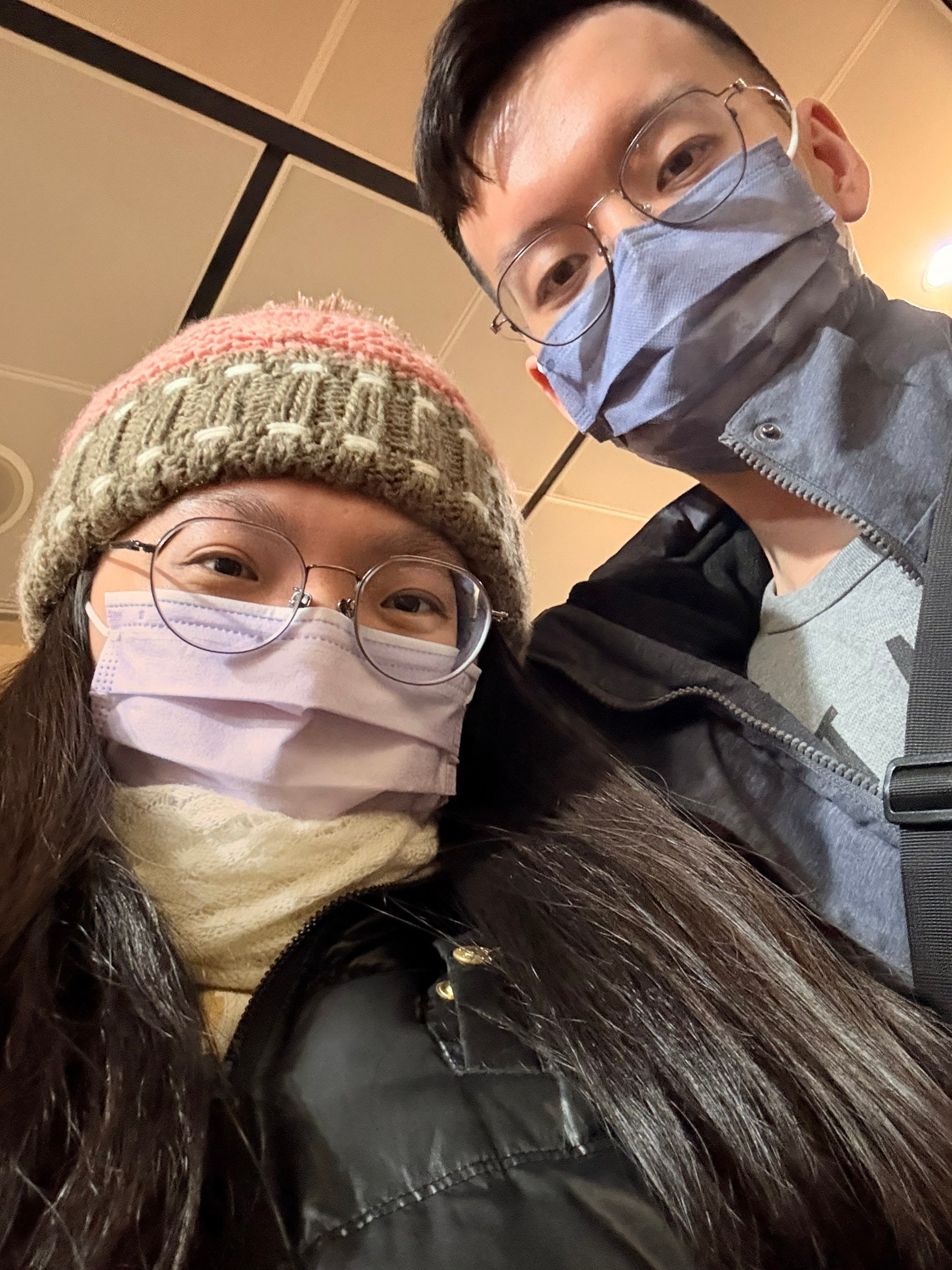 探班小苓，小均偷偷在一樓堵我，星巴克喝一堆咖啡打發時間，接小均下班，吃麵點王