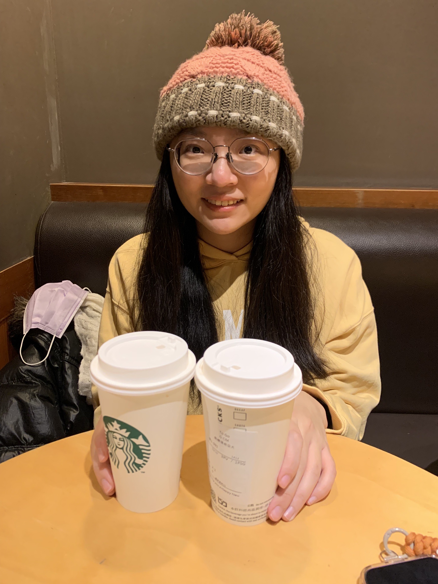 探班小苓，小均偷偷在一樓堵我，星巴克喝一堆咖啡打發時間，接小均下班，吃麵點王