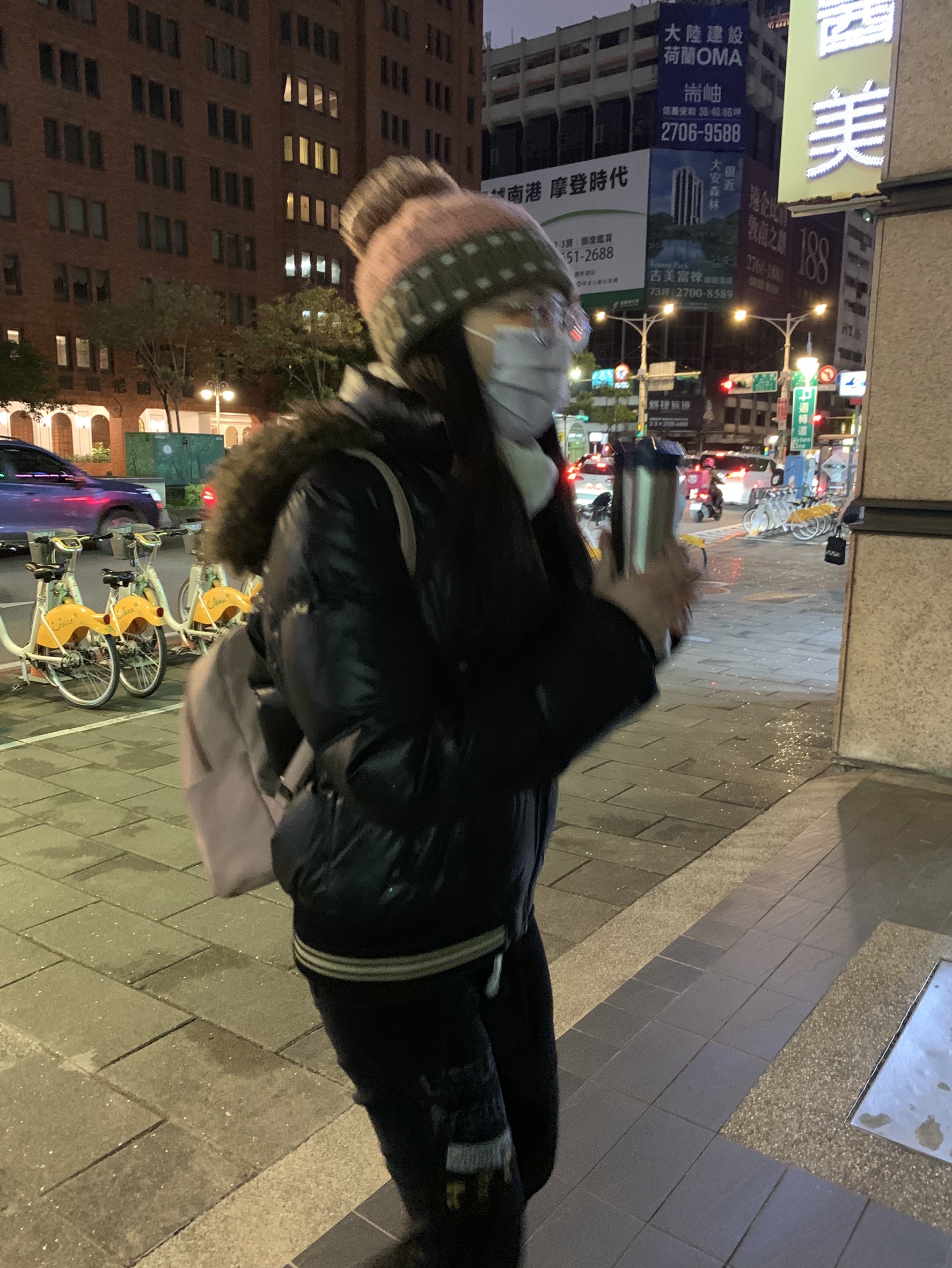 探班小苓，小均偷偷在一樓堵我，星巴克喝一堆咖啡打發時間，接小均下班，吃麵點王