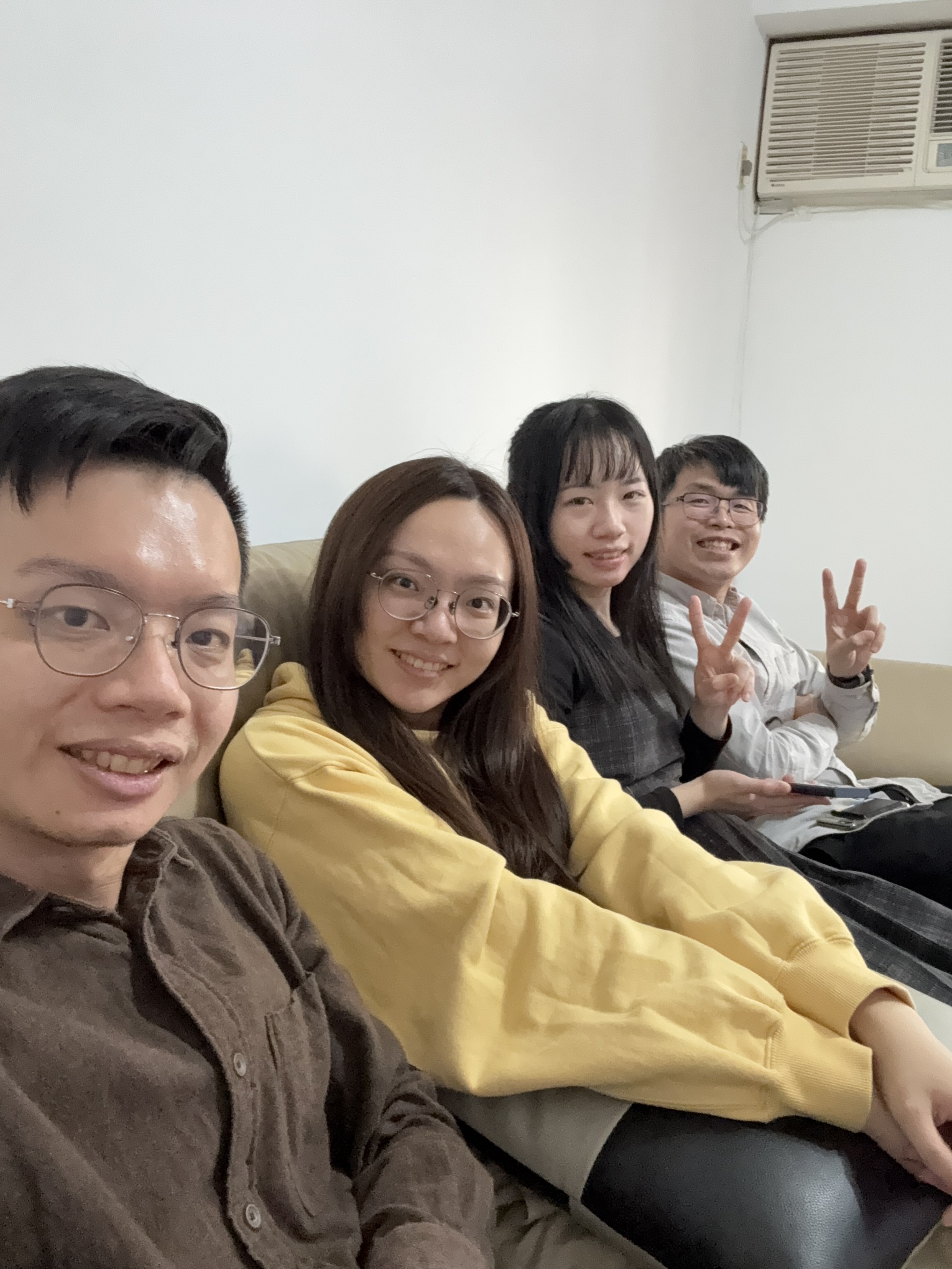 買雞尾酒練習.跟香蕉+小苓吃宏匯杏子豬排.家裡打桌遊.吃必勝客披薩看電影