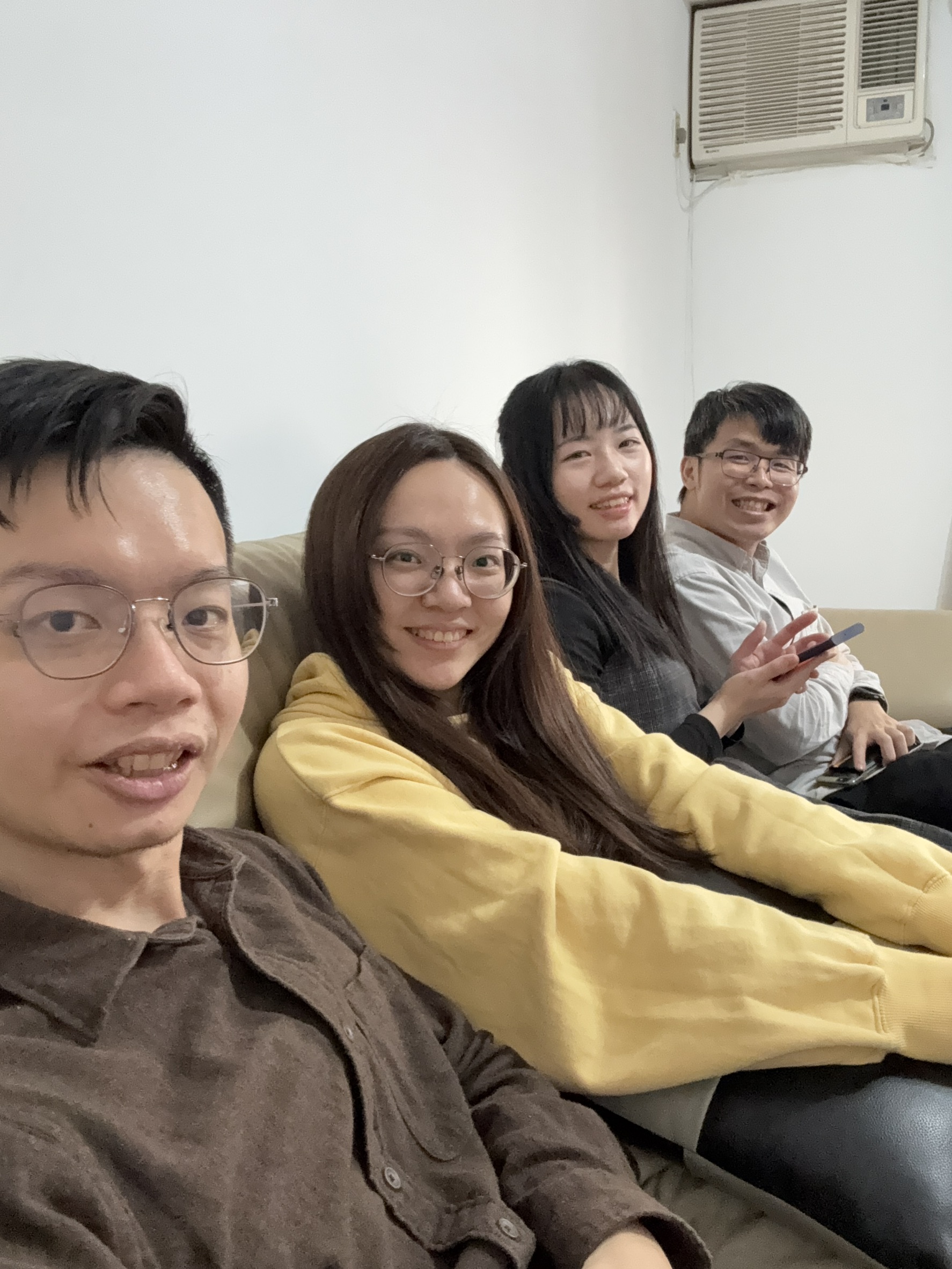 買雞尾酒練習.跟香蕉+小苓吃宏匯杏子豬排.家裡打桌遊.吃必勝客披薩看電影