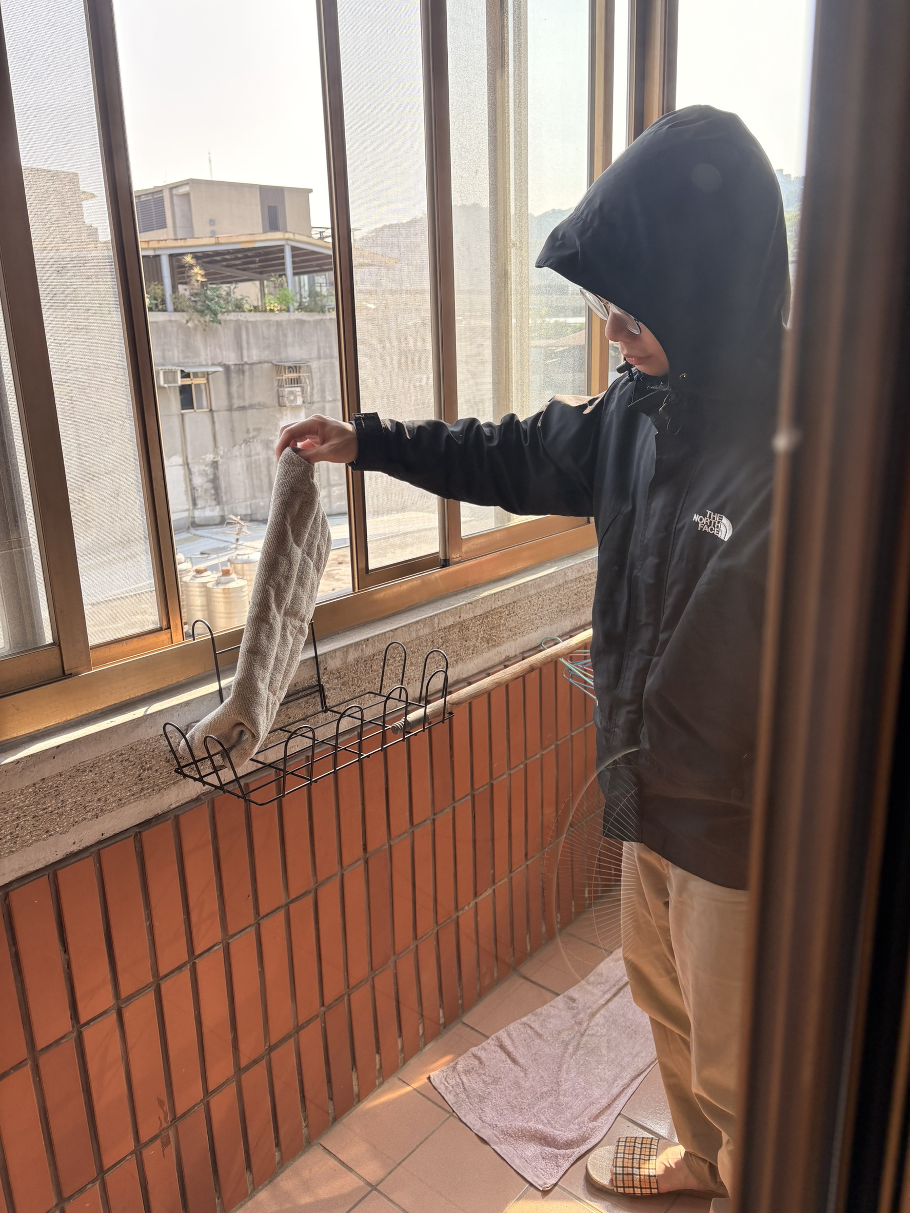 小均老公好帥氣.幫小金魚把陽台的蟲蟲弄走