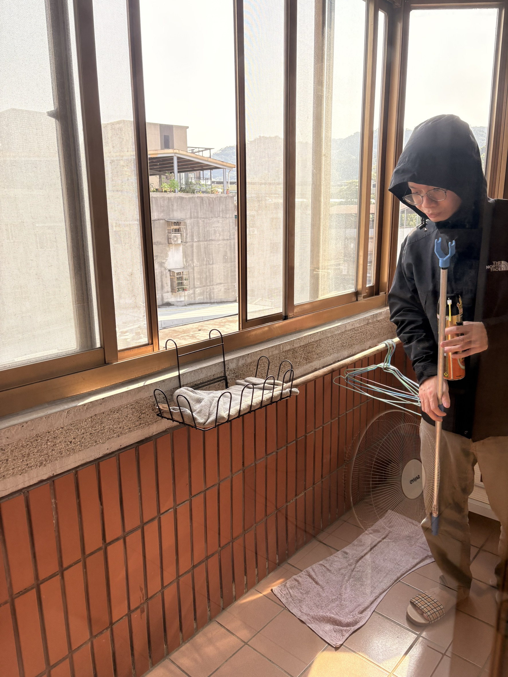 小均老公好帥氣.幫小金魚把陽台的蟲蟲弄走