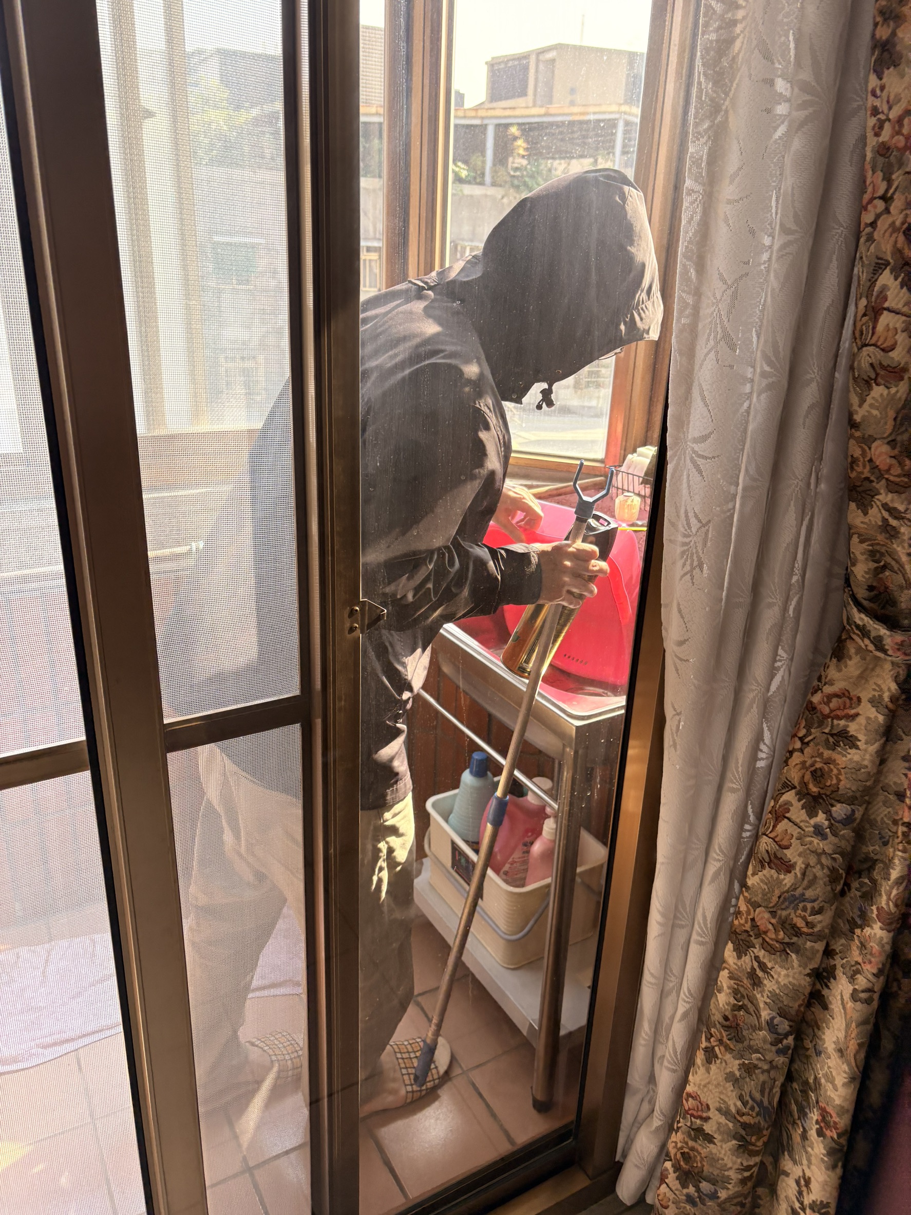 小均老公好帥氣.幫小金魚把陽台的蟲蟲弄走