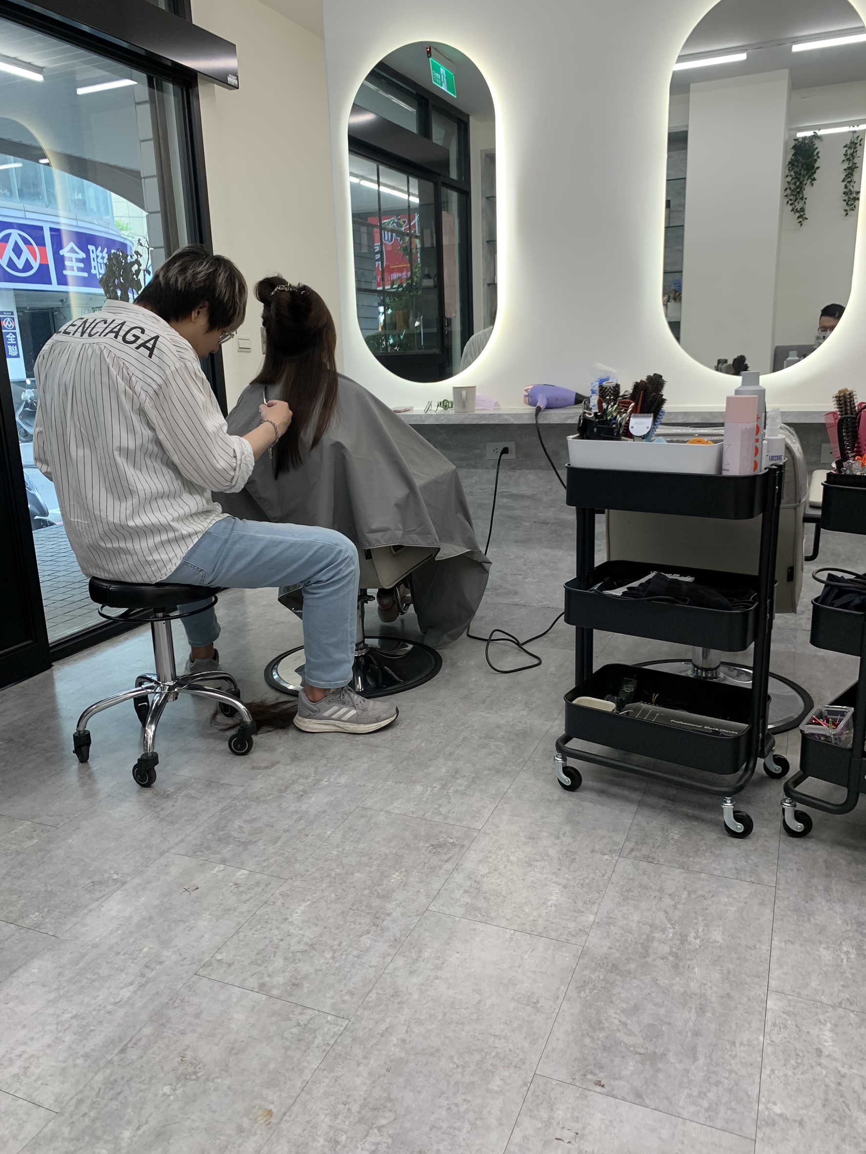 小均陪我去剪短頭髮