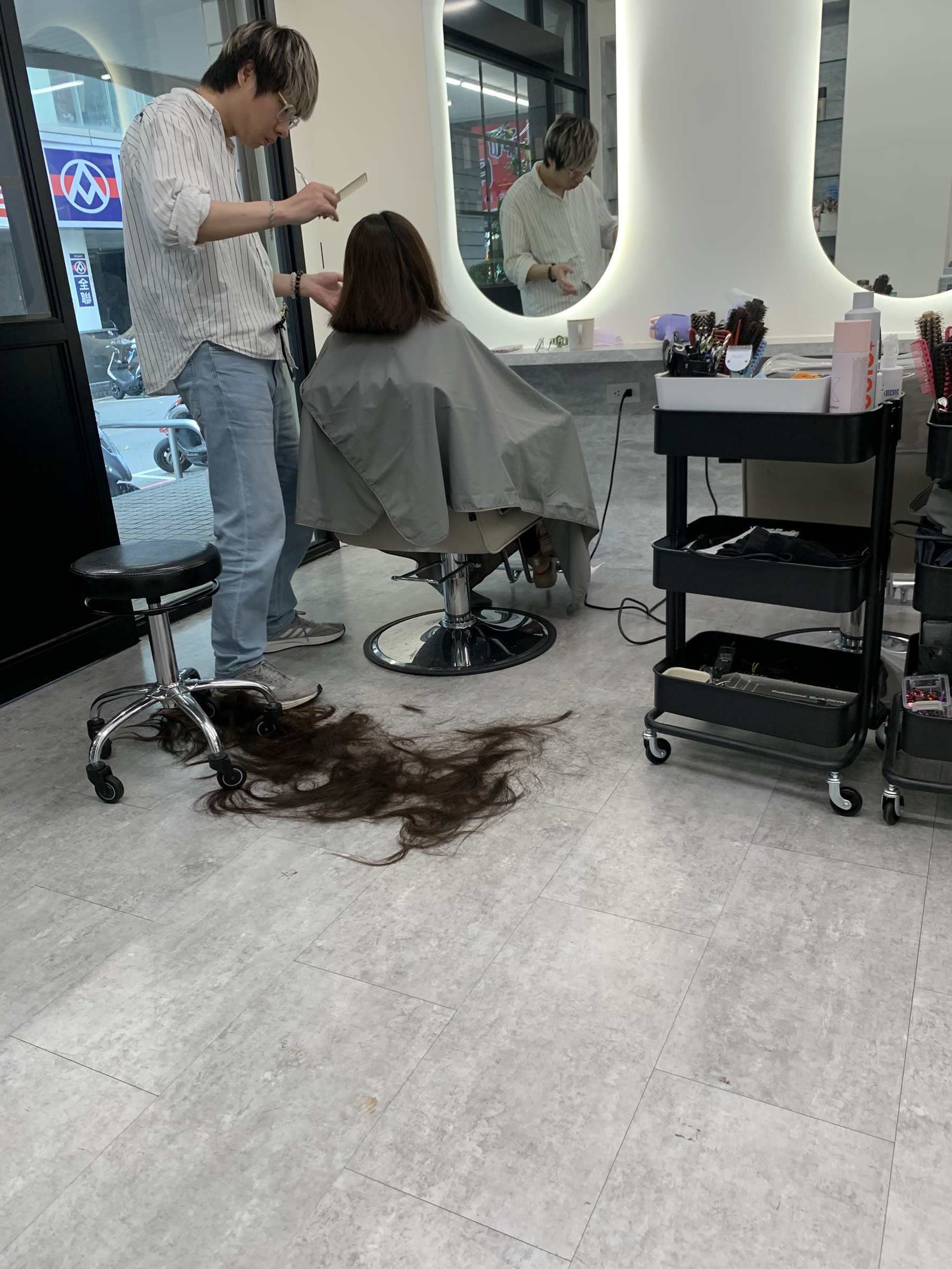 小均陪我去剪短頭髮