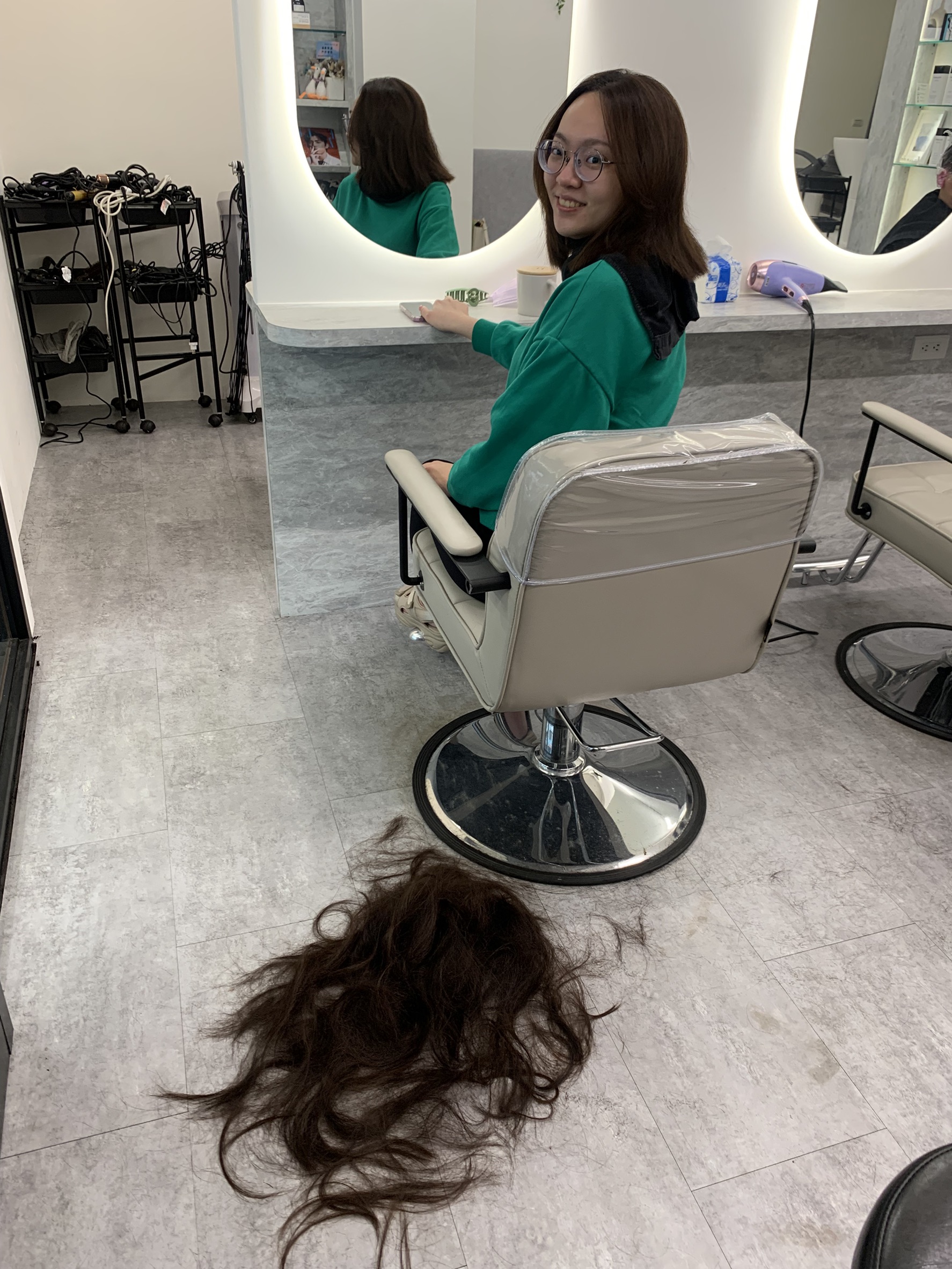 小均陪我去剪短頭髮