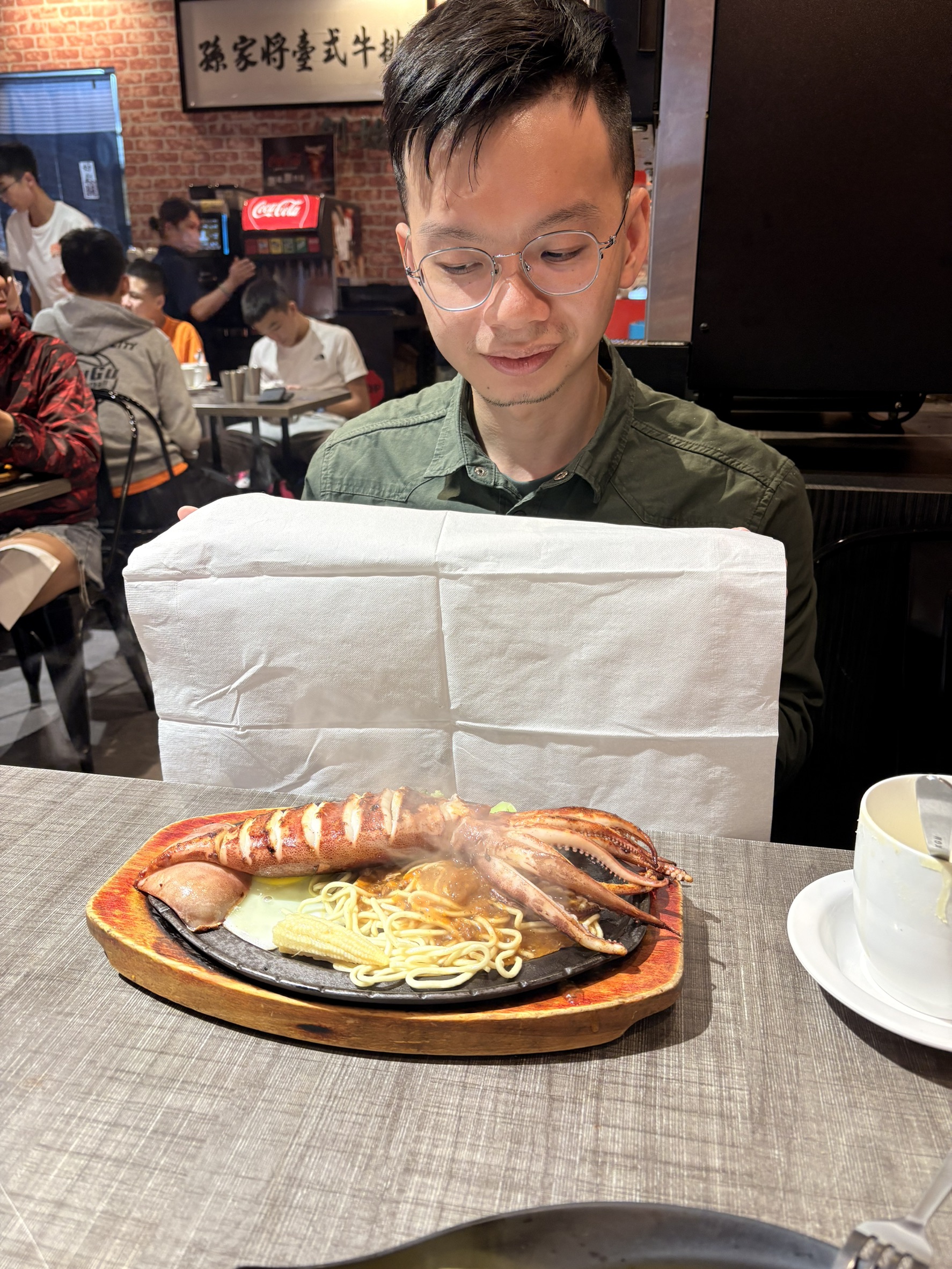 跟小均去吃一流二事素椒麵.貪吃狗買泡芙好吃.Air Space挑比基尼.吃孫家將牛排超飽