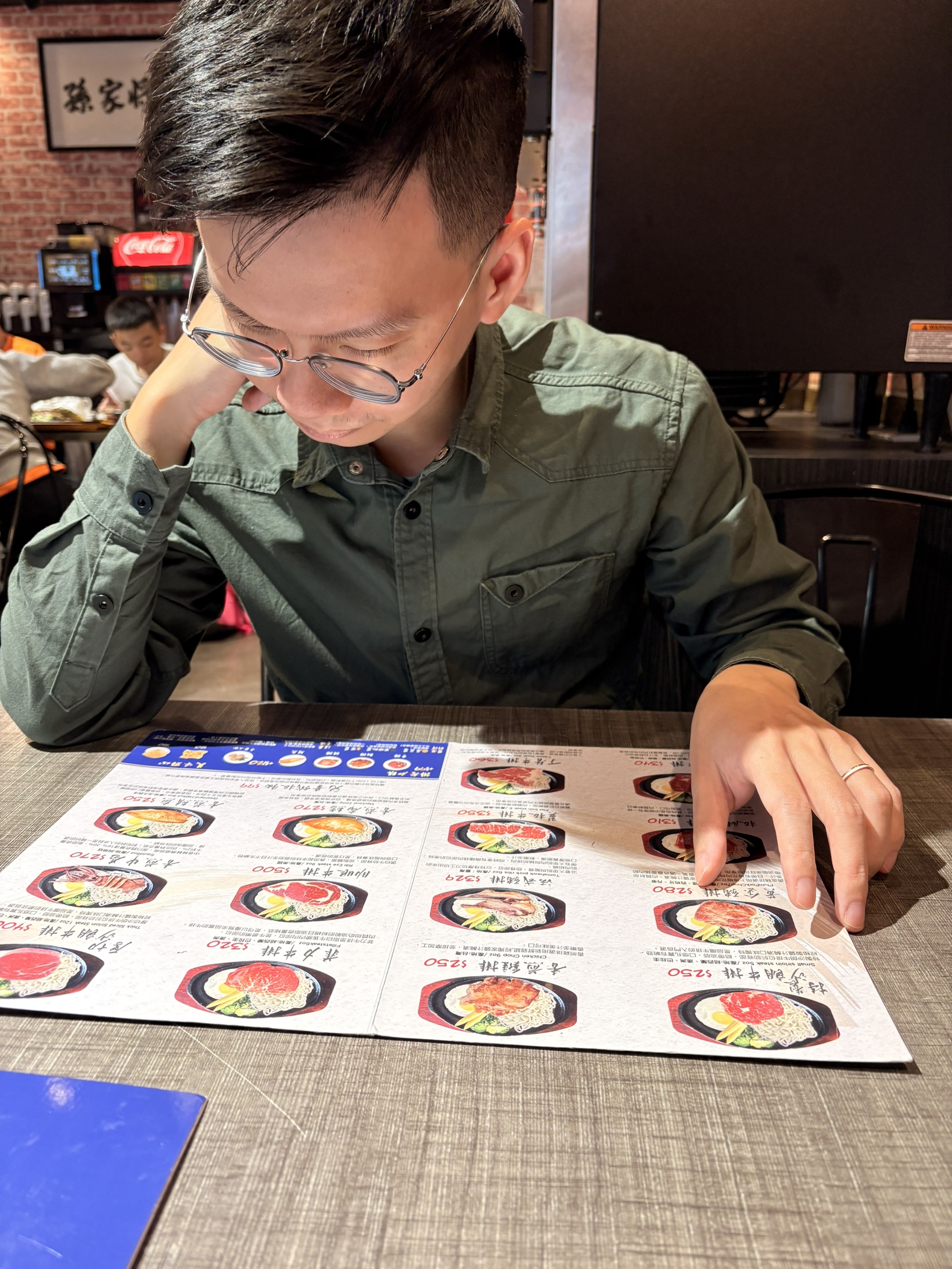 跟小均去吃一流二事素椒麵.貪吃狗買泡芙好吃.Air Space挑比基尼.吃孫家將牛排超飽