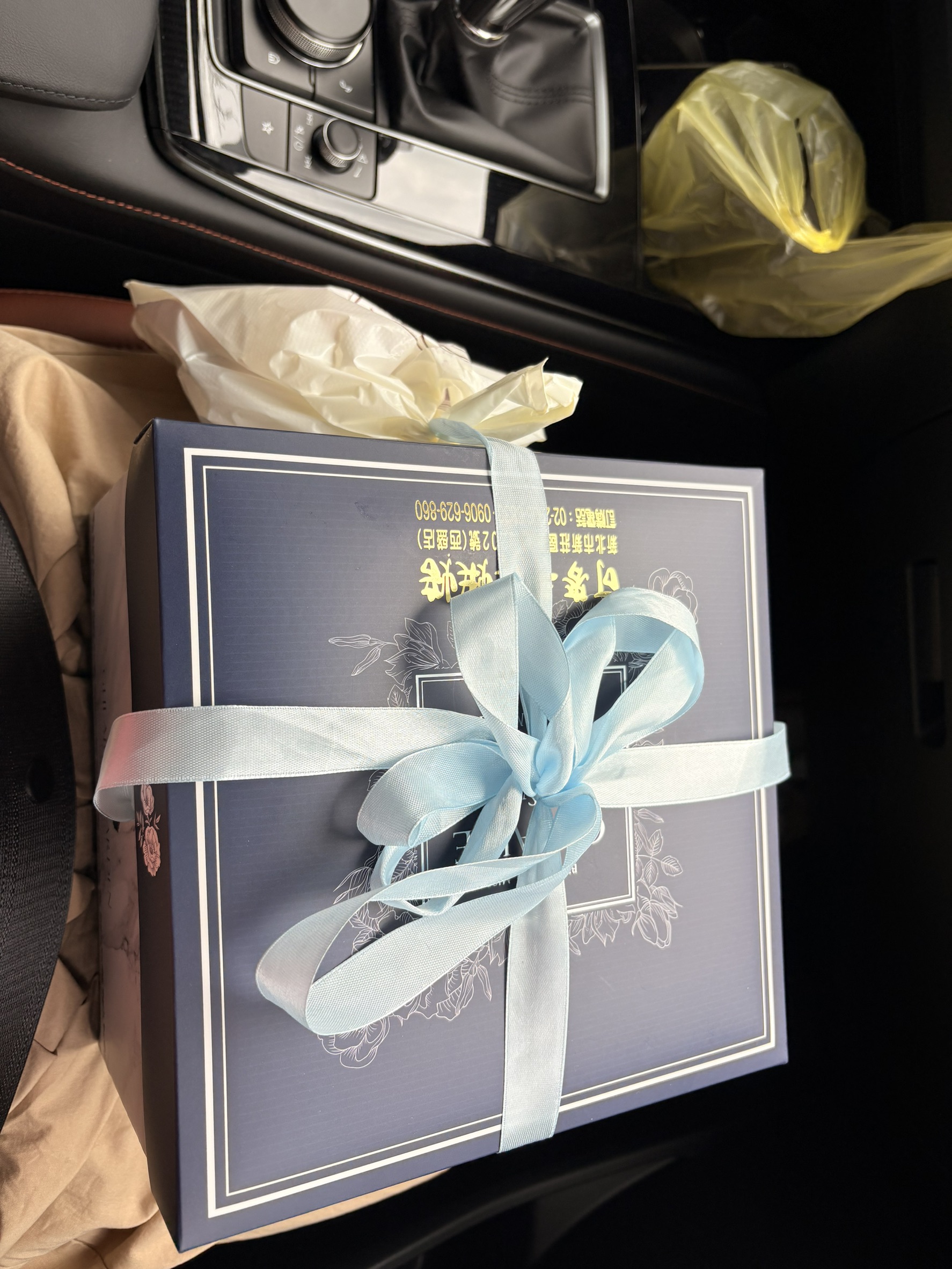 慶祝哥哥生日吃披薩+蛋糕.玩你講我猜的遊戲好搞笑