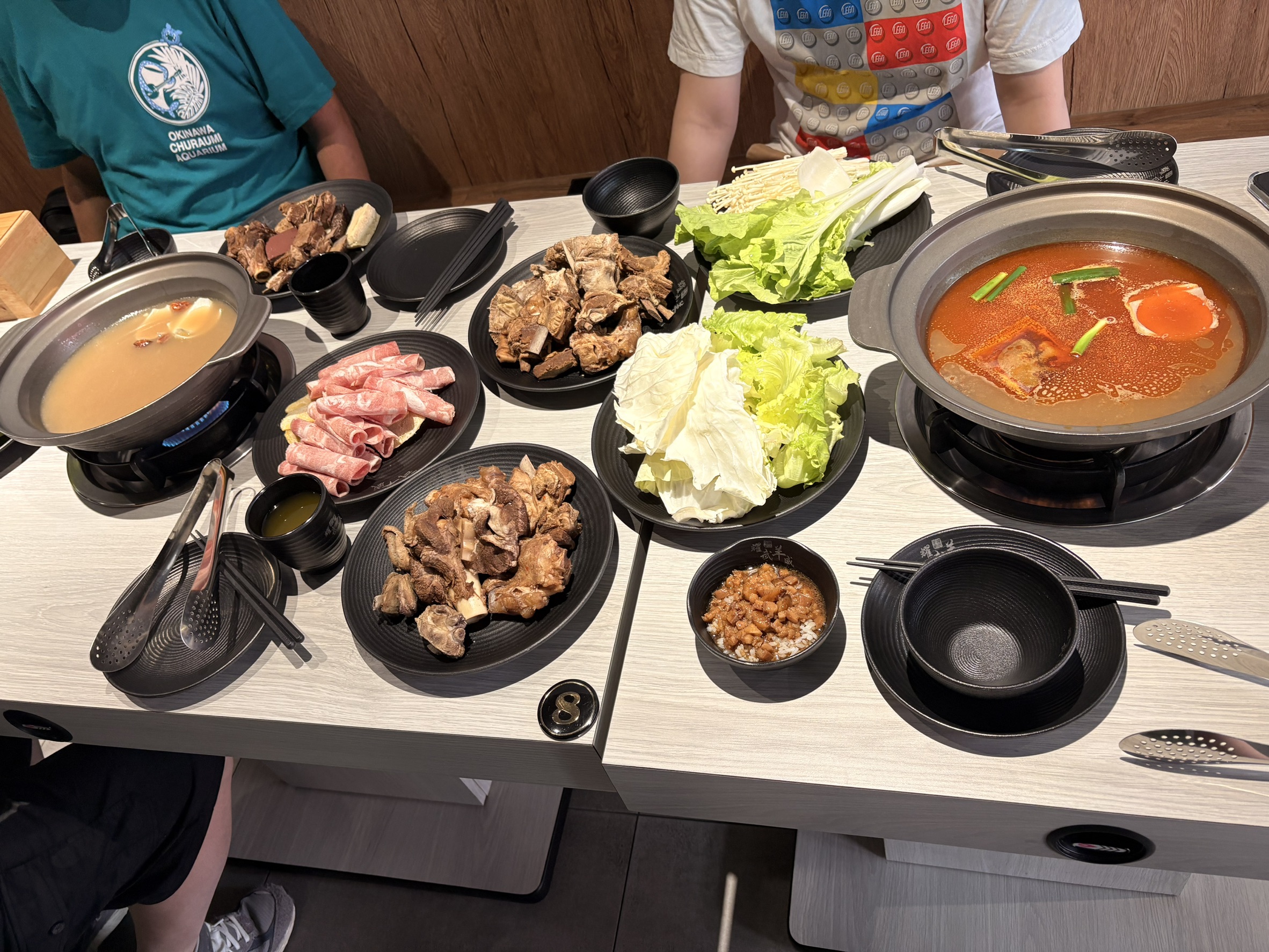 跟遊戲團一起去胖胖家躁起來.吃耀武羊威羊肉火鍋吃到飽.玩switch.順路載卡帕回家