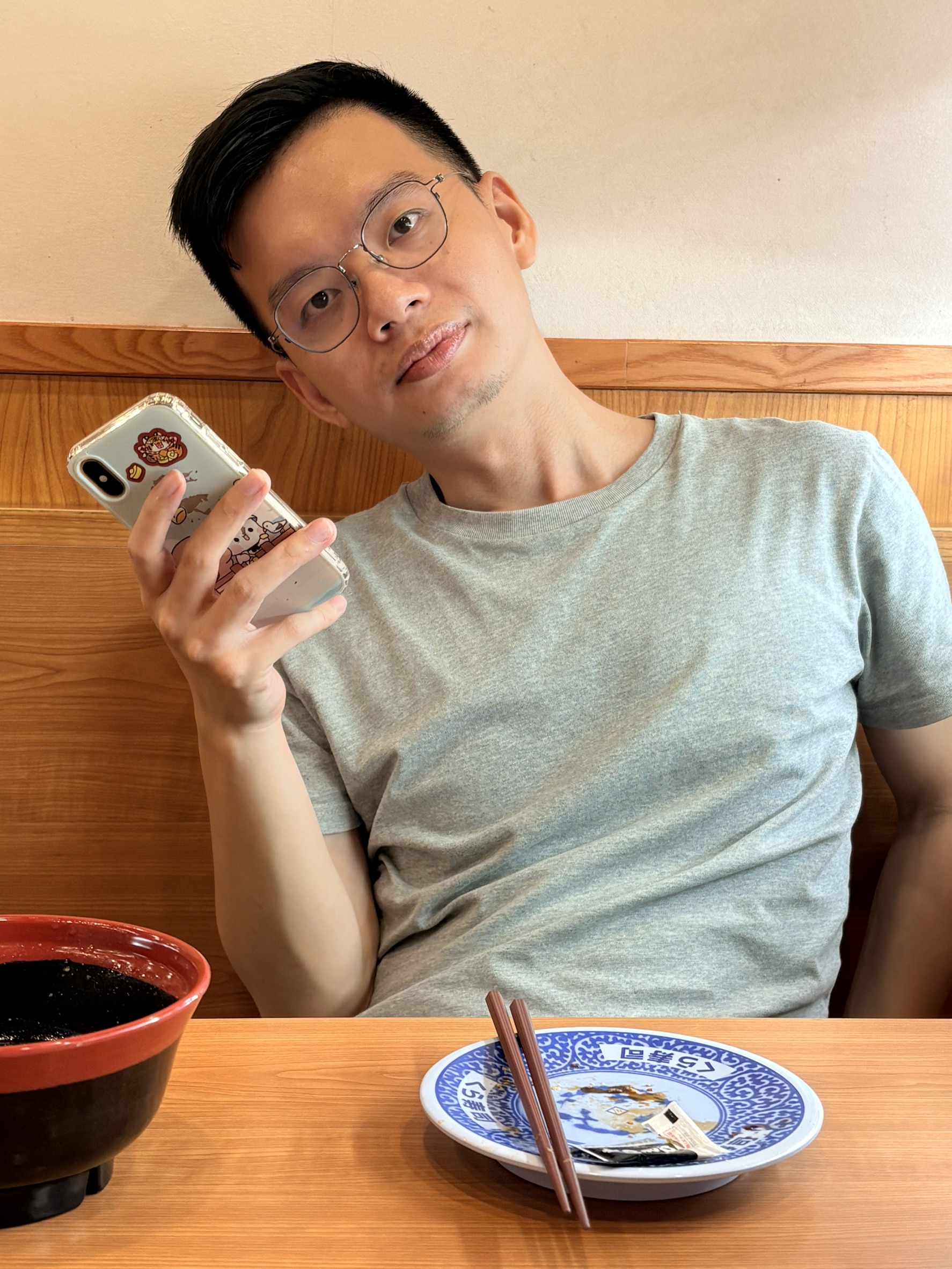 跟小均去吃好久沒吃的藏壽司，扭蛋老是轉到磁鐵，超好吃的豆乳甜甜圈