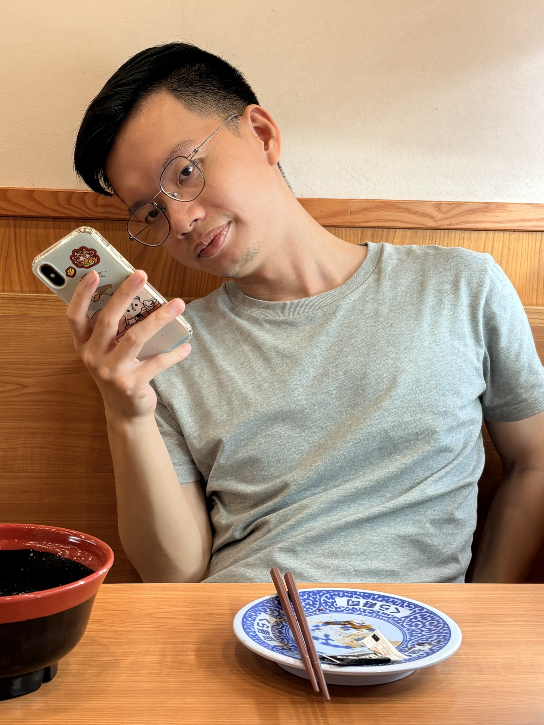 跟小均去吃好久沒吃的藏壽司，扭蛋老是轉到磁鐵，超好吃的豆乳甜甜圈