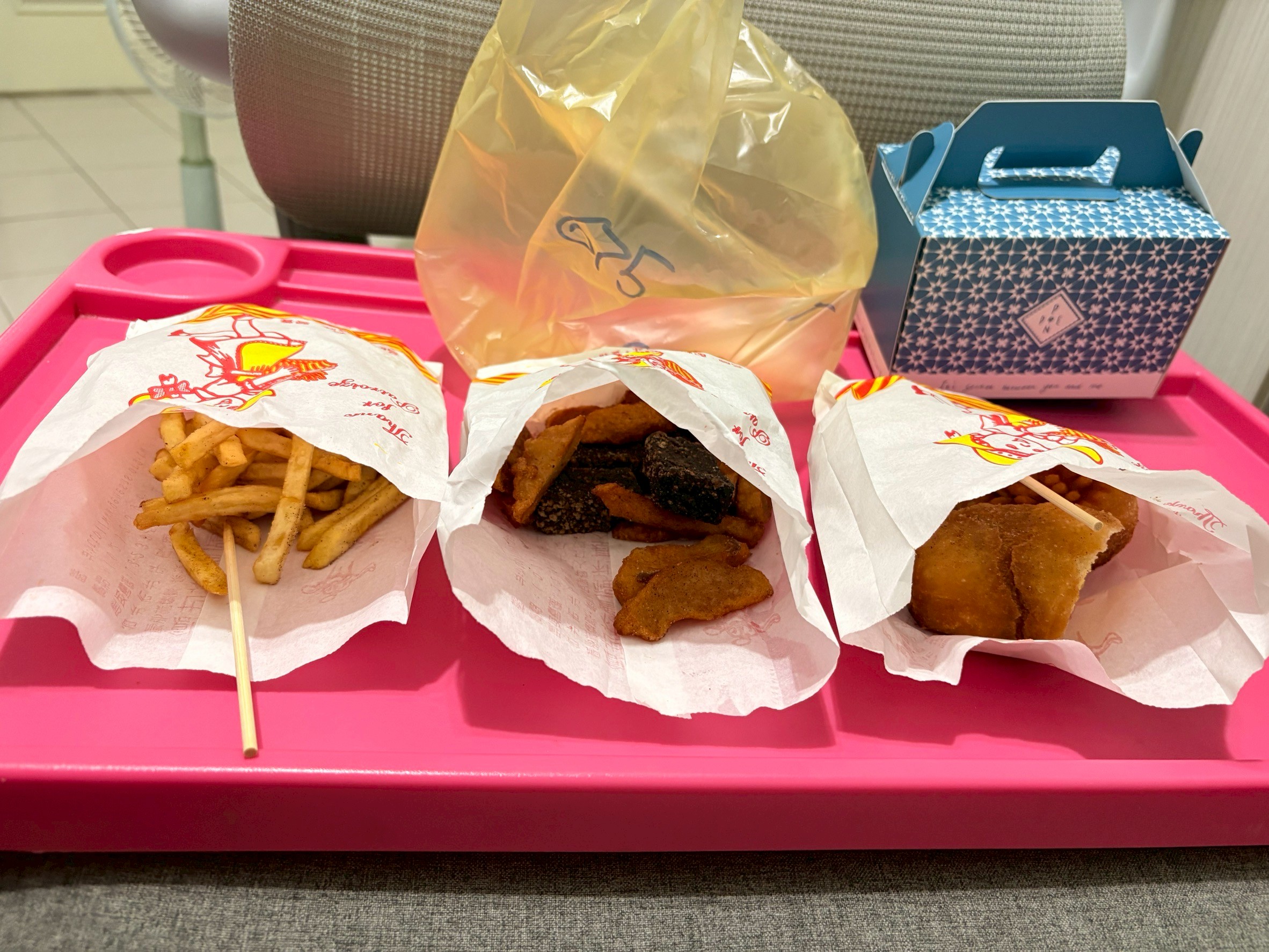 跟小均慶祝生日，吃蛋糕宵夜看哈利波特