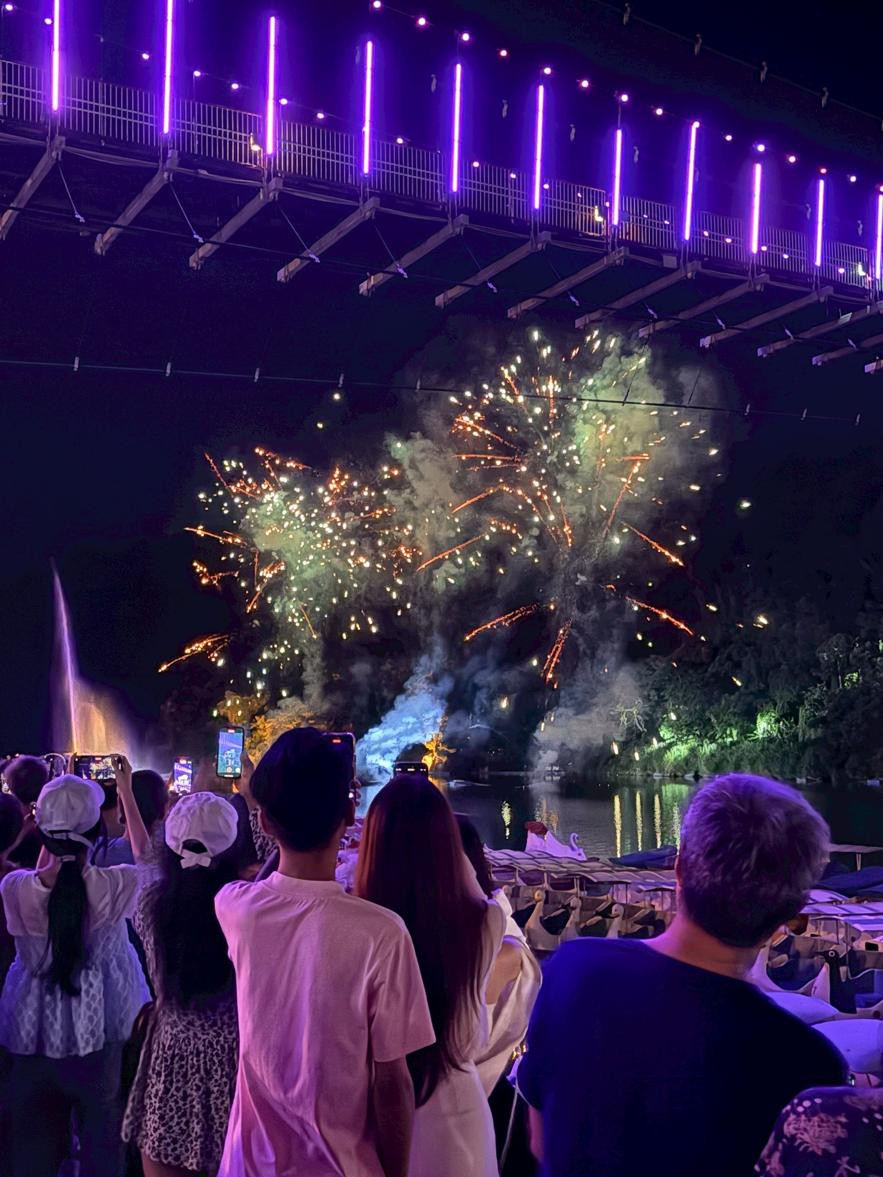 首次讓均帶小金魚爸媽出遊，碧潭吃吃喝喝看水舞跟煙火