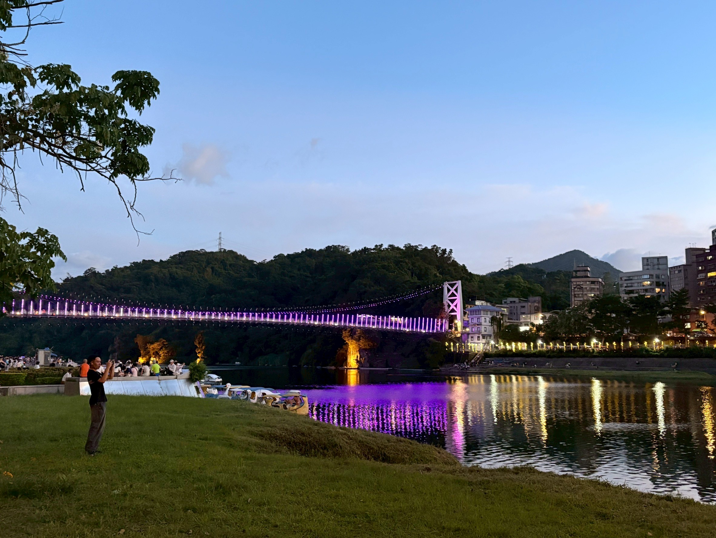 首次讓均帶小金魚爸媽出遊，碧潭吃吃喝喝看水舞跟煙火